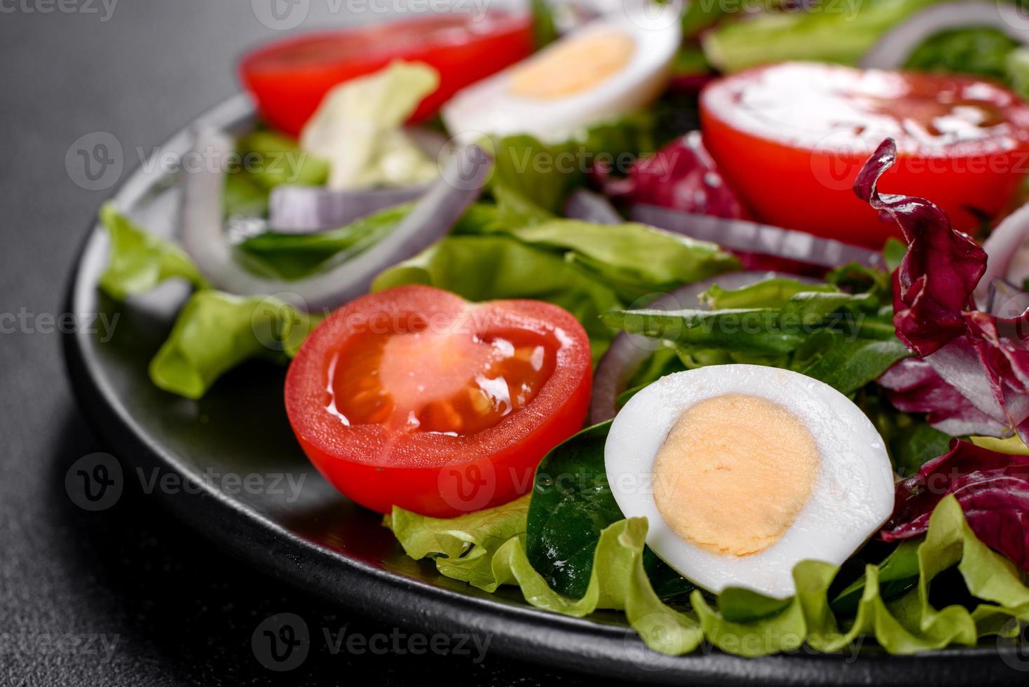 färsk läcker vegitansallad med hackade grönsaker på en tallrik foto