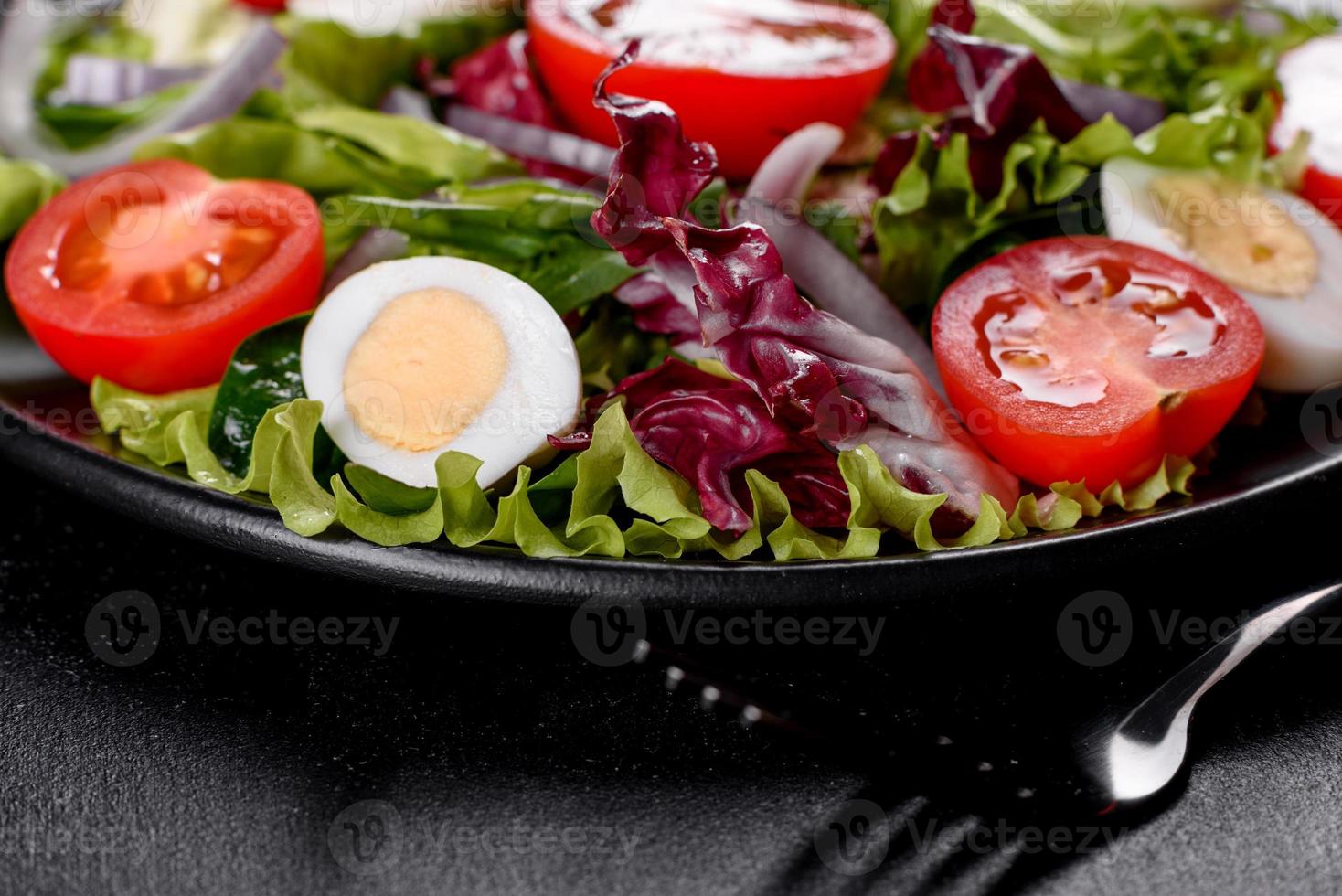 färsk läcker vegitansallad med hackade grönsaker på en tallrik foto