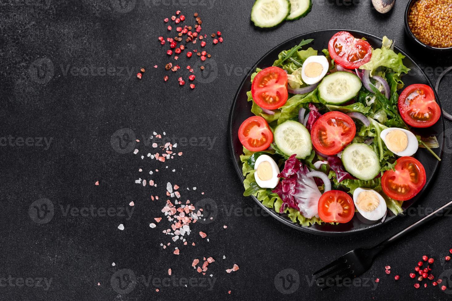 färsk läcker vegitansallad med hackade grönsaker på en tallrik foto