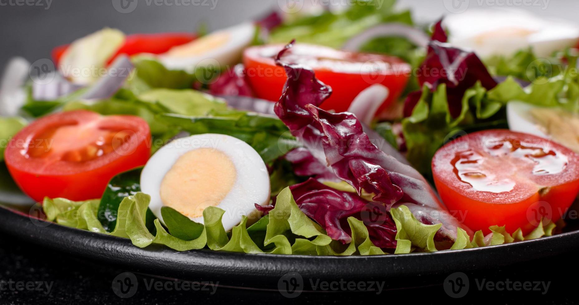 färsk läcker vegitansallad med hackade grönsaker på en tallrik foto