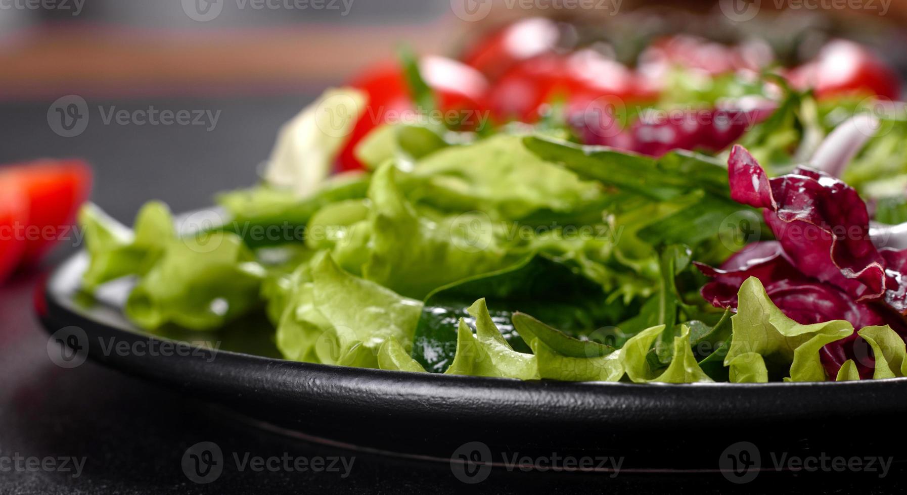 färsk läcker vegitansallad med hackade grönsaker på en tallrik foto