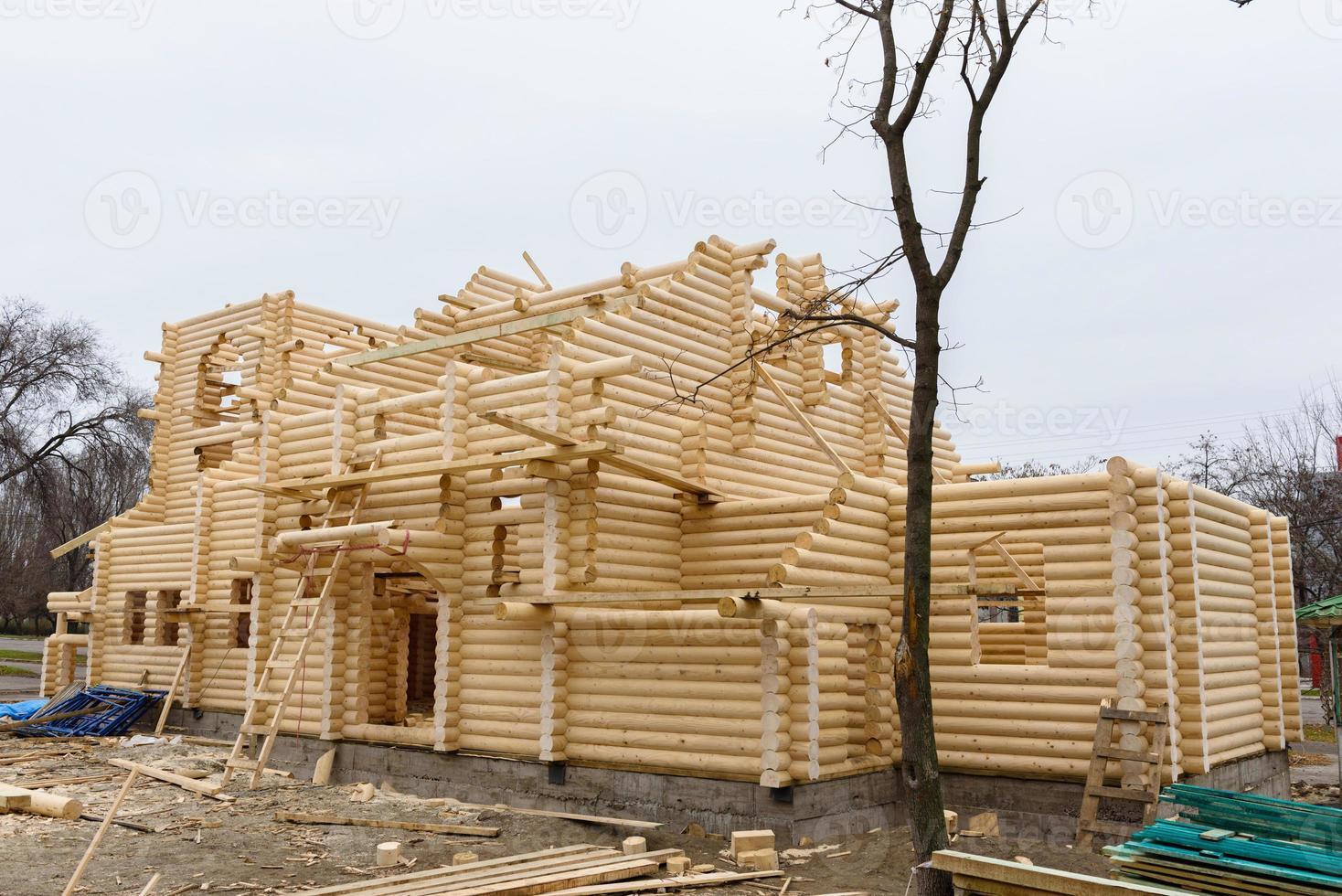 konstruktion av en kristen kyrka av träbehandlade stockar foto