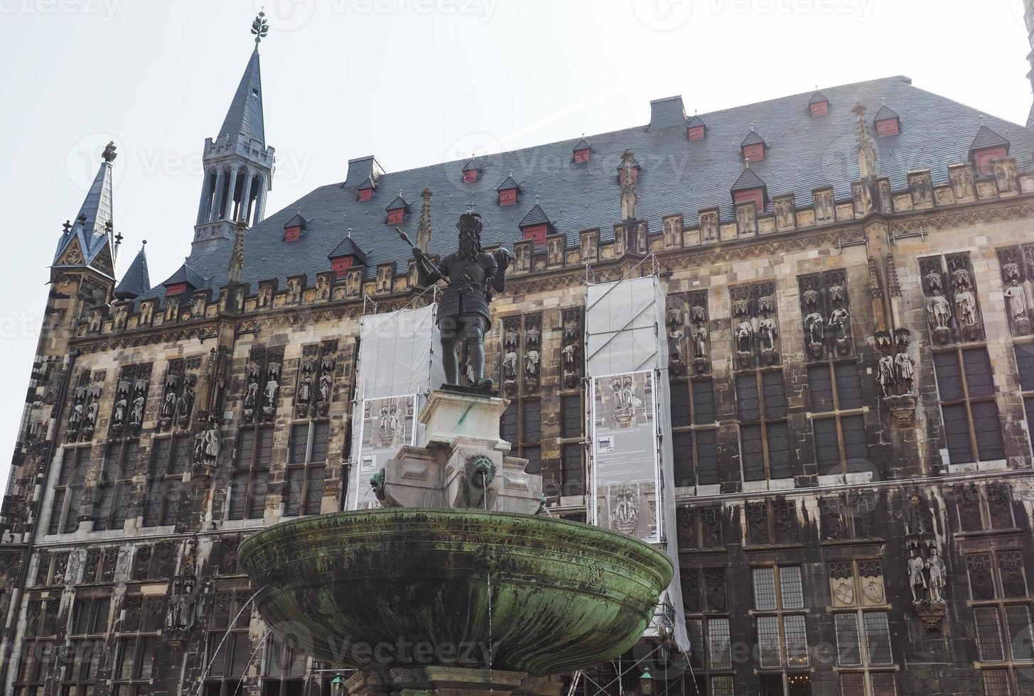 Karlsbrunnen Charlemagne -fontänen i Aachen foto