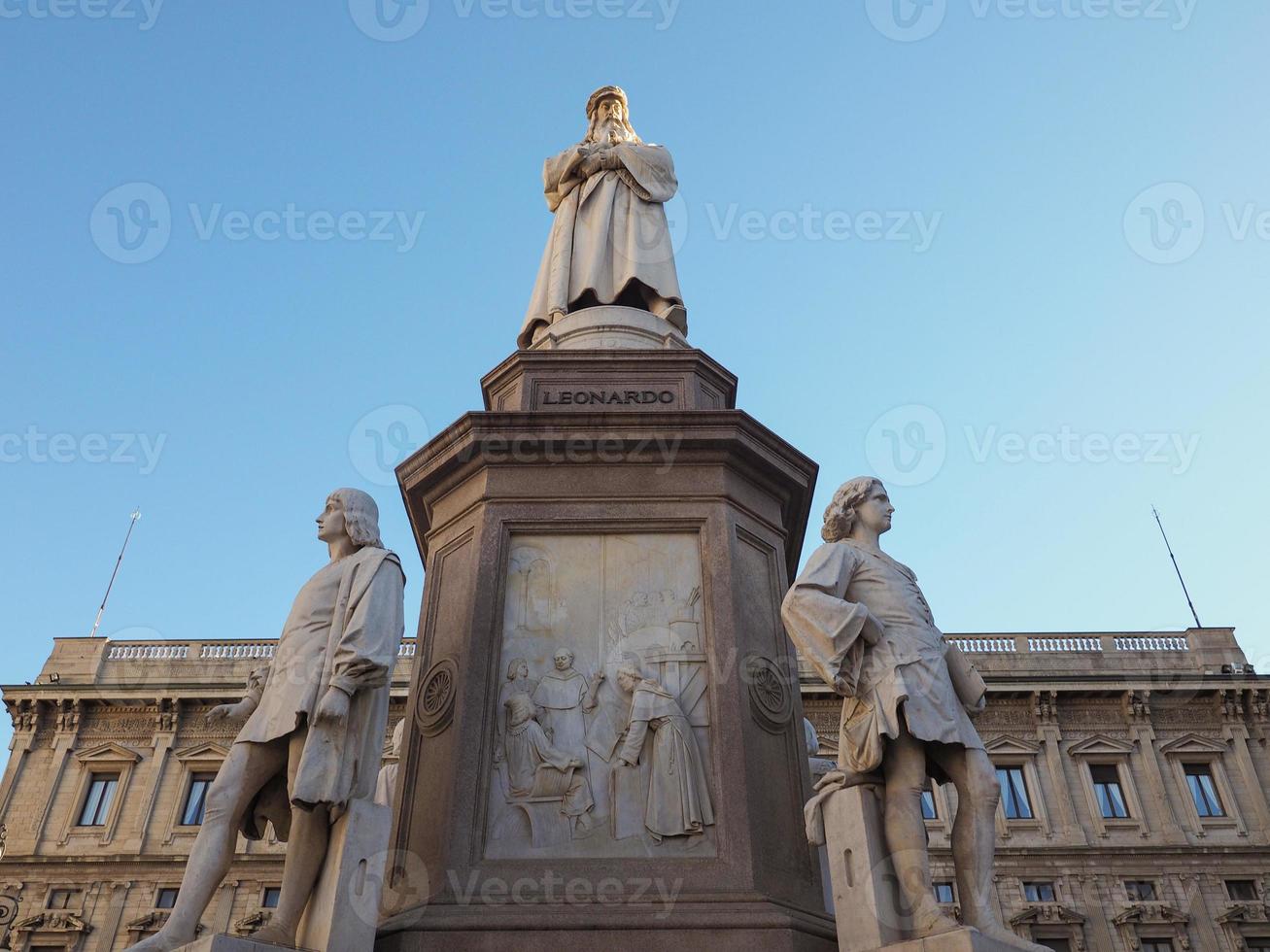 Leonardo da Vinci -monumentet i Milano foto