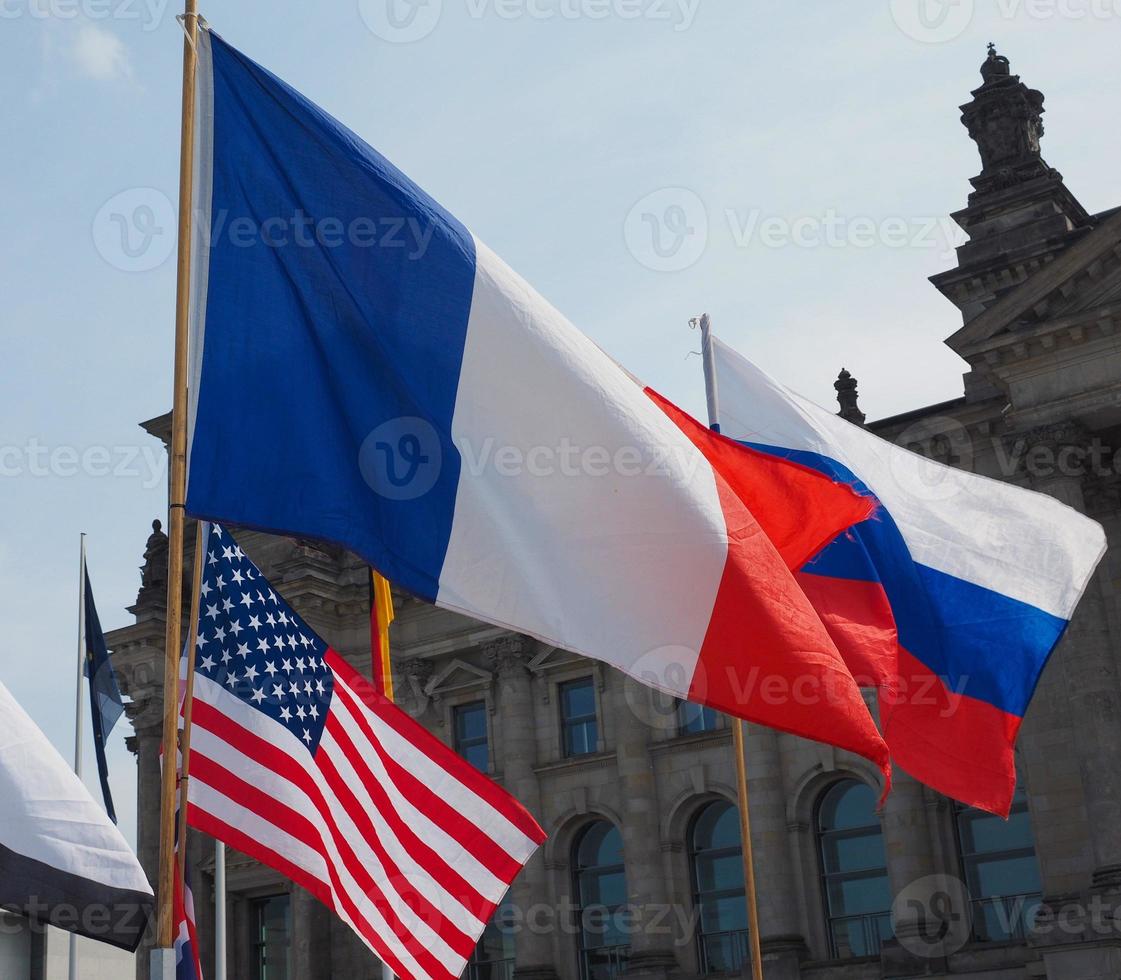 franska, ryska och amerikanska flaggor foto