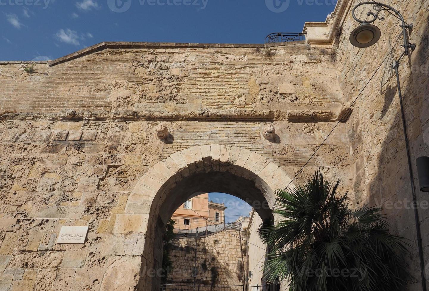 porta dei due leoni gate i cagliari foto