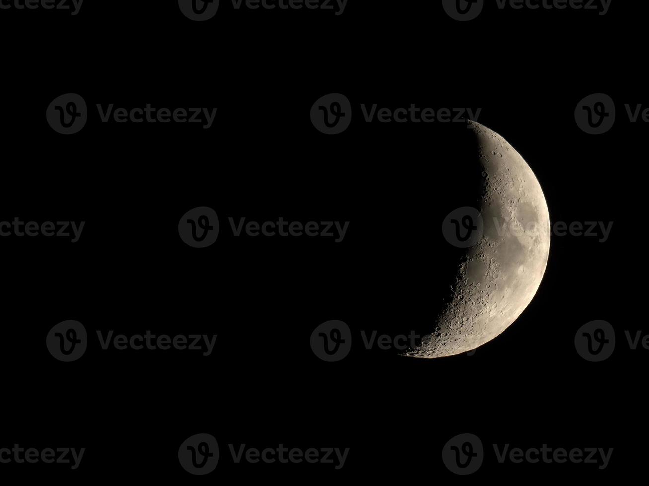 vaxande halvmåne sett med teleskop foto