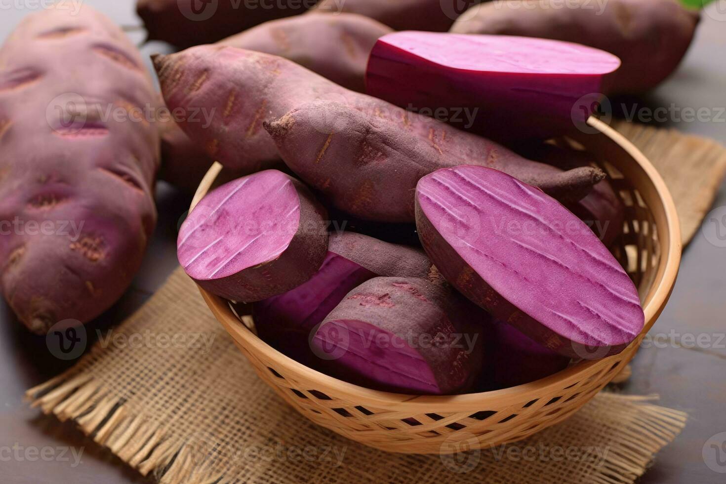 färsk lila ljuv potatis professionell reklam mat fotografi ai genererad foto