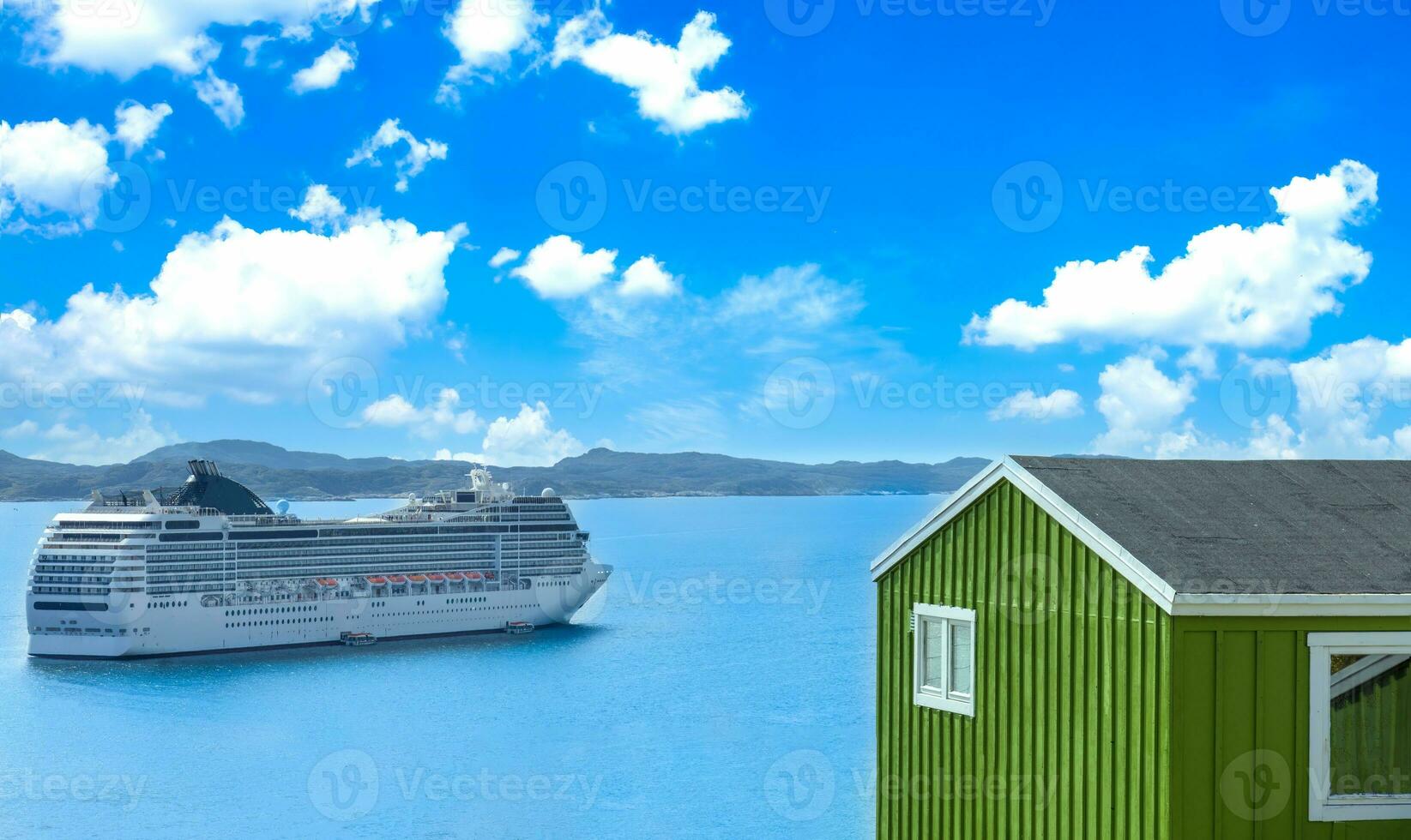 kryssning fartyg besök till Grönland stad qarqotoq med färgad hus belägen nära fjordar och isberg foto