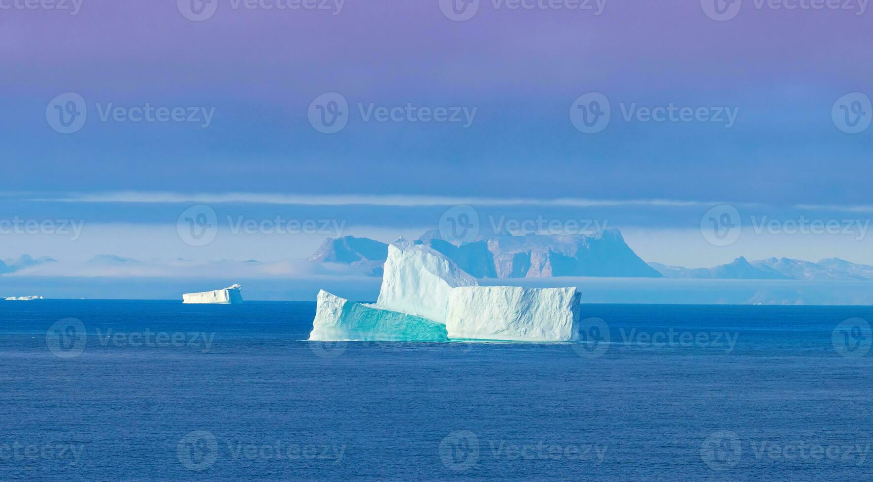 isberg sett från kryssning fartyg semester nära Grönland kust i arktisk cirkel nära ilulissat disko bukt foto