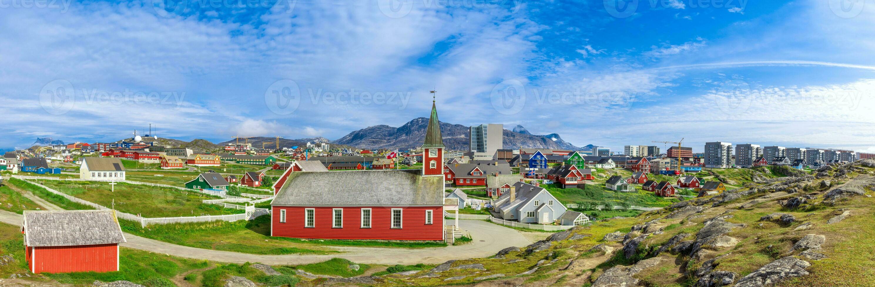 typisk arkitektur av Grönland huvudstad nuuk med färgad hus belägen nära fjordar och isberg foto