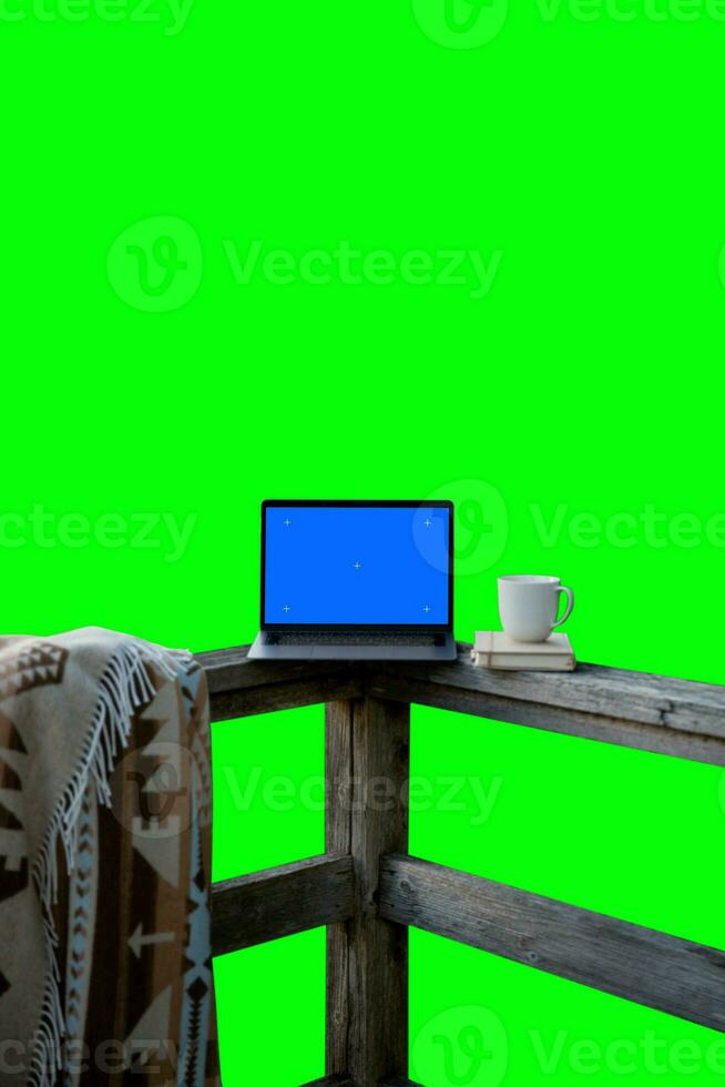 crafting de perfekt arbetsyta, använda en anpassningsbar grön skärm, en bärbar dator, och en kopp av kaffe uppsättning mot en fantastisk naturlig bakgrund. uppnå din önskad arbetsliv harmoni. foto