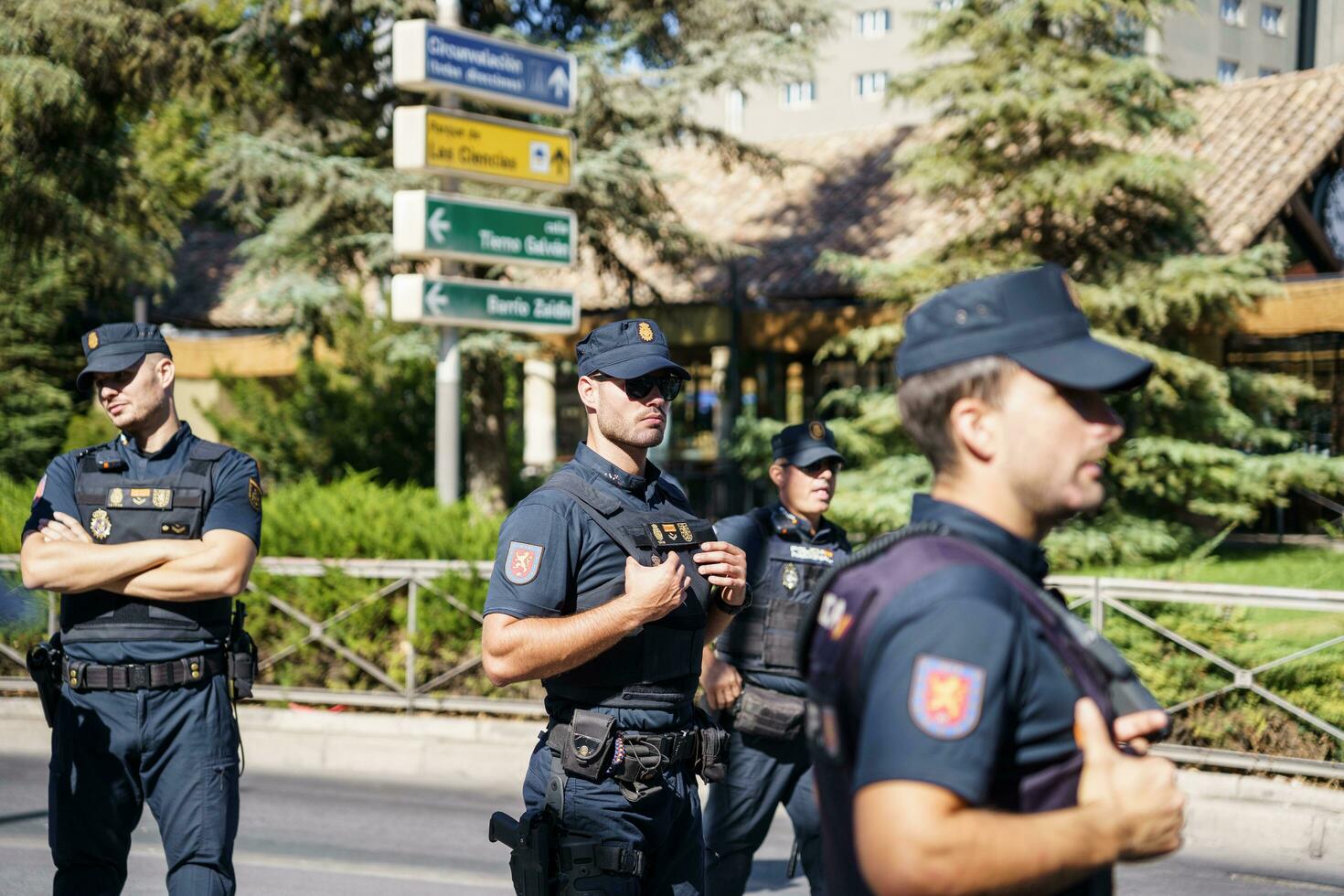 granada, andalusien, Spanien. oktober 5:e, 2023. spanska nationell polis, bevakning de säkerhet av de europeisk topp i granada. foto