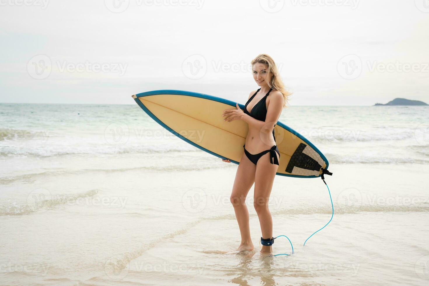 surfare flicka med henne surfingbräda på de strand. foto