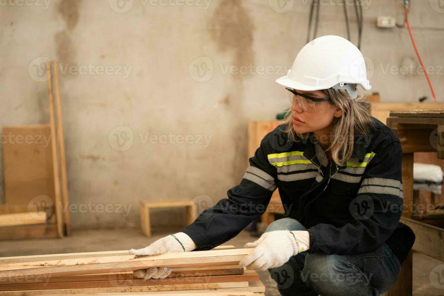 en snickare Arbetar i en snickeri verkstad. hon samlar de trä den där passerar genom de trä vinkel kvarn. foto