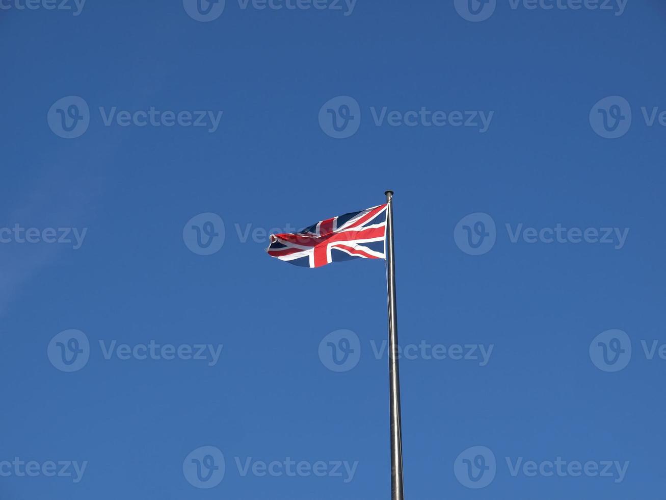 Storbritanniens flagga över blå himmel foto