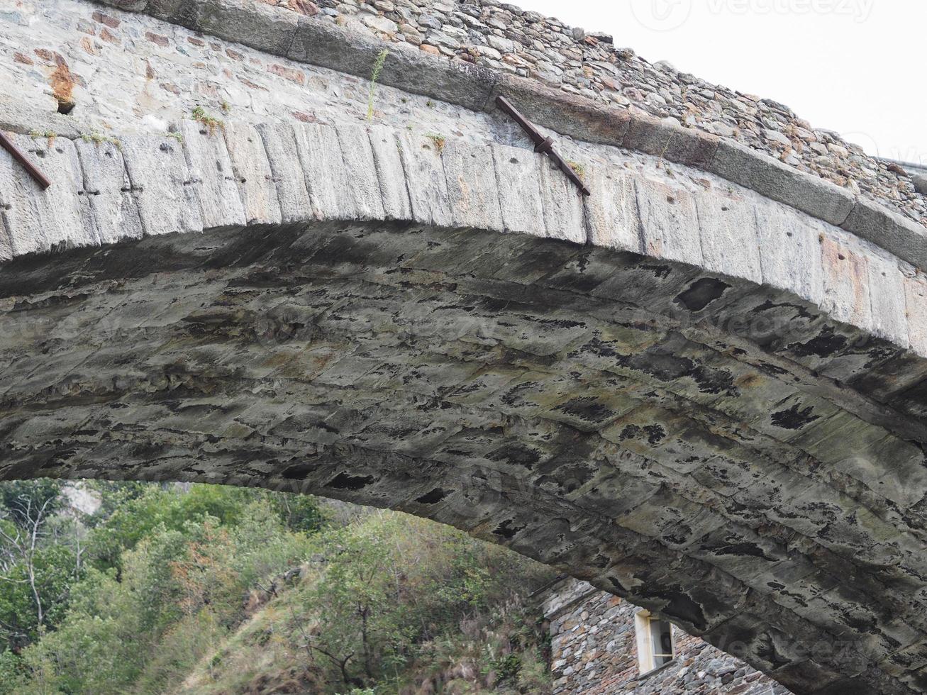 romerska bron i Pont Saint Martin foto