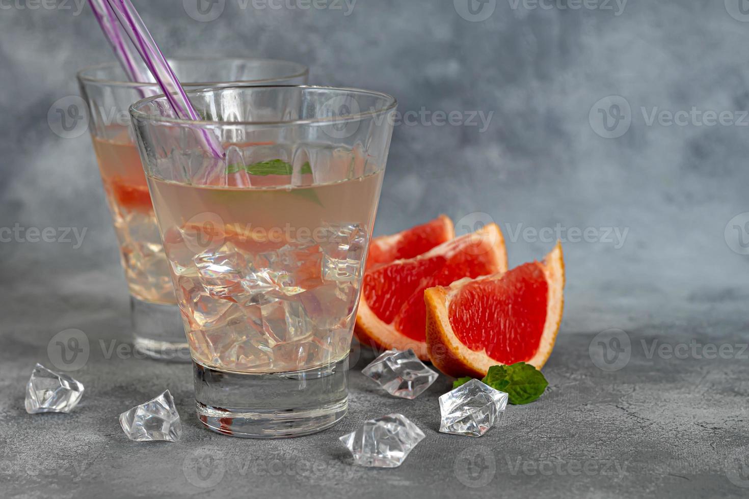 cocktail med grapefrukt på en ljus bakgrund foto