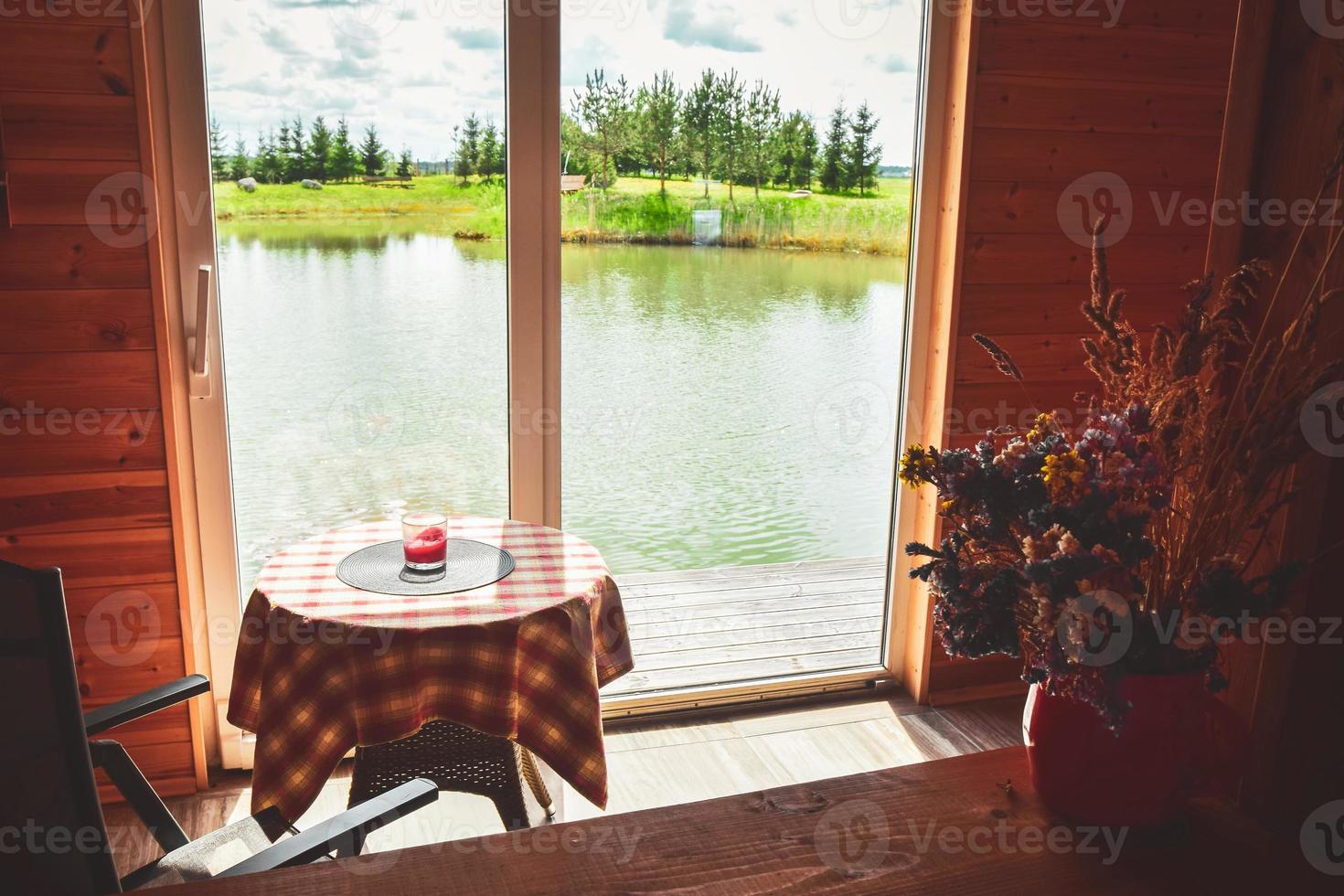 bord inomhus med vacker panoramautsikt utomhus foto