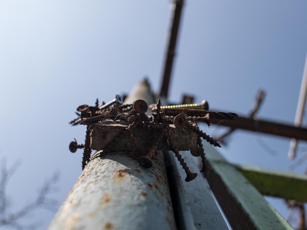 rostiga skruvar på magneten på järnpelaren på gatan foto