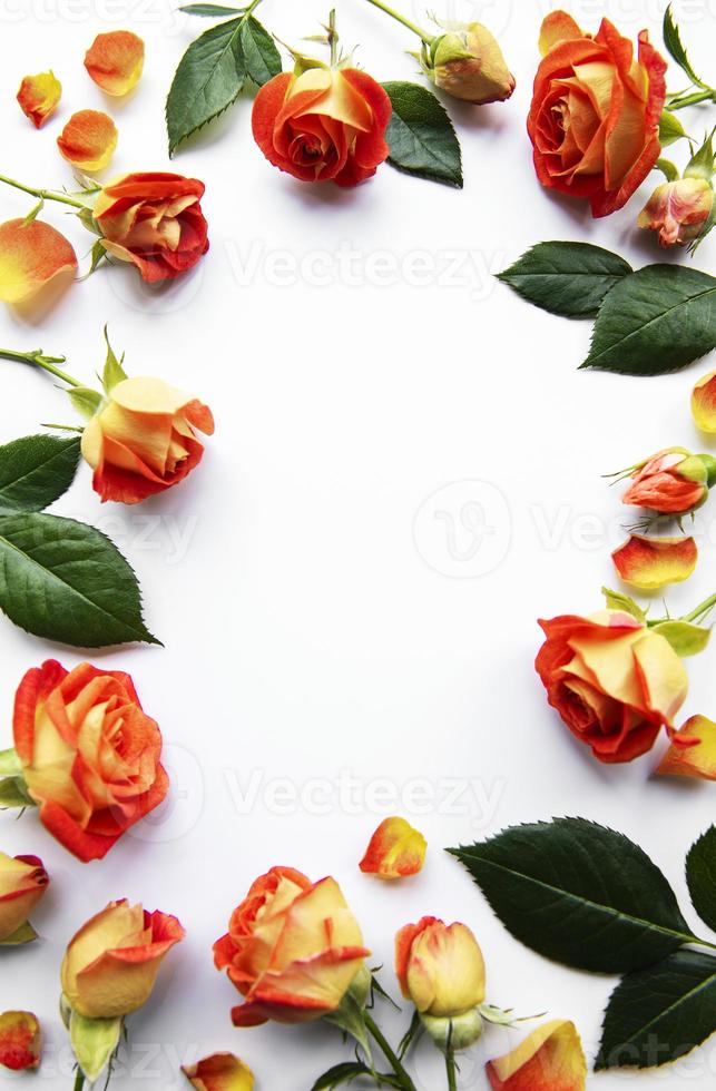 blommor sammansättning. ram gjord av röda rosor foto