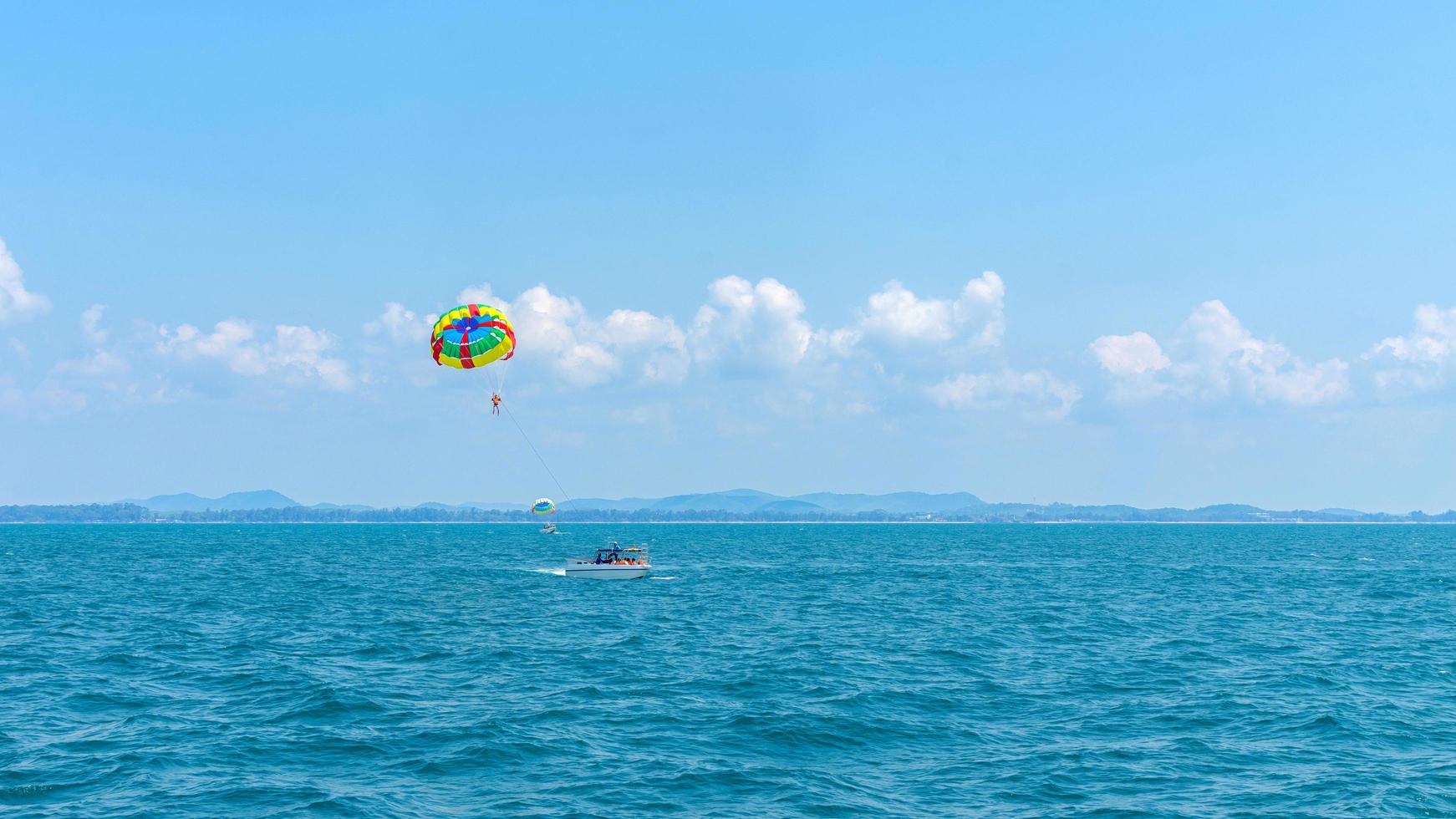 sommarlov turistlycka glad med parasailing foto