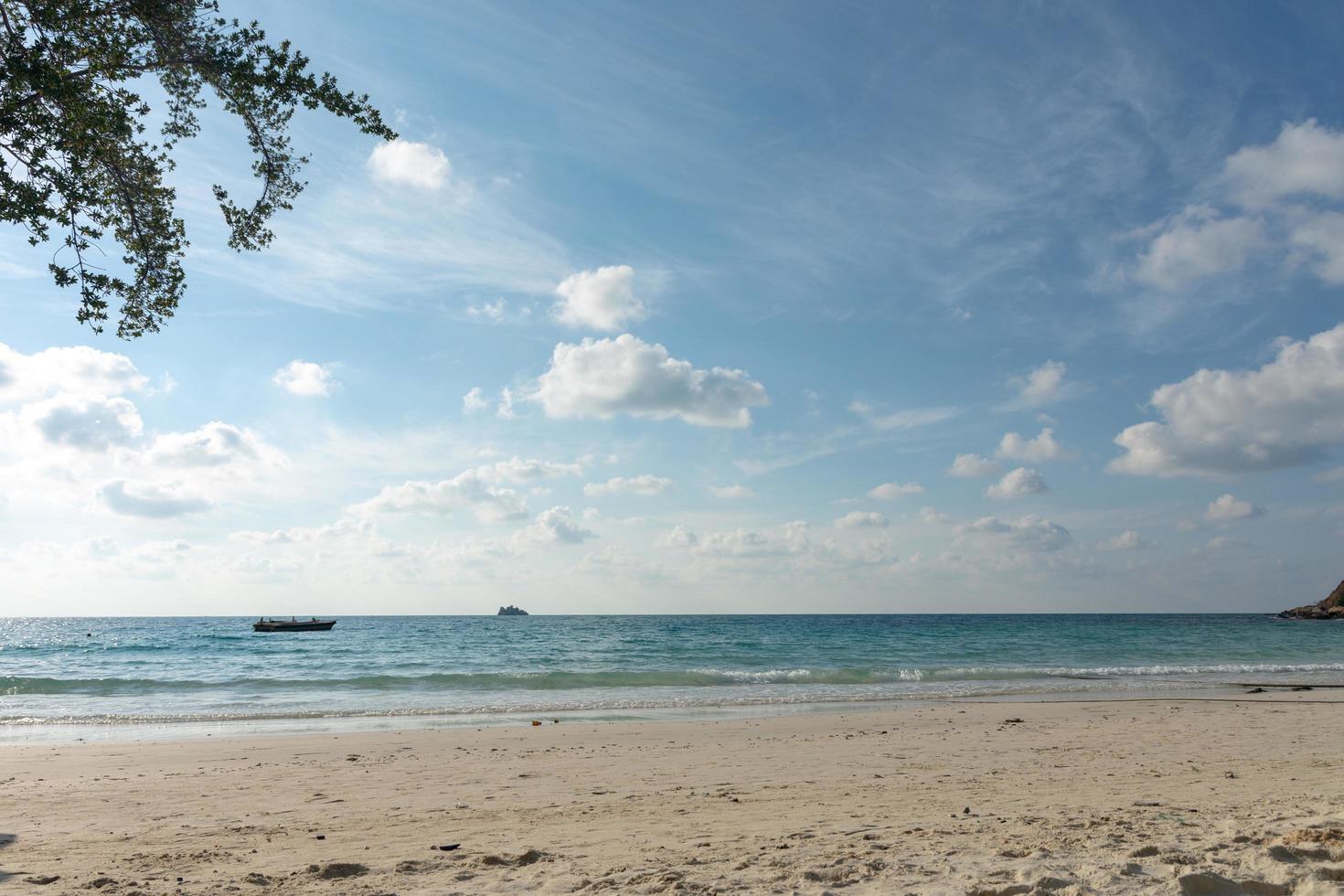 tropisk strand och havsbakgrund foto