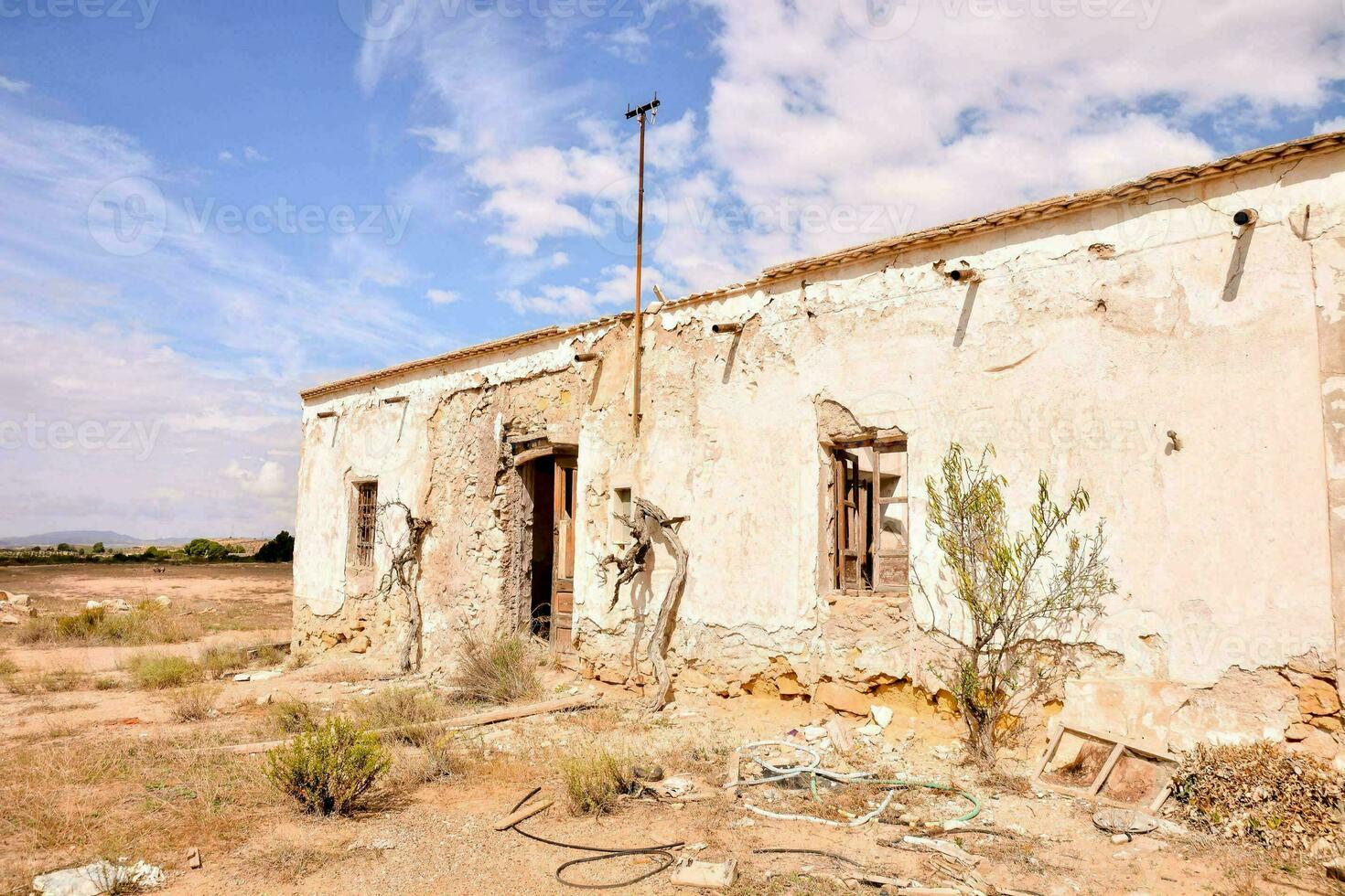 ett gammal övergiven hus i de öken- foto