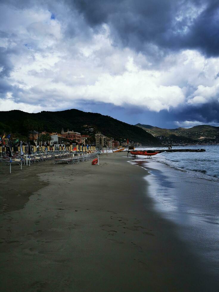 Foto av en solig strand med färgrik paraplyer och stolar