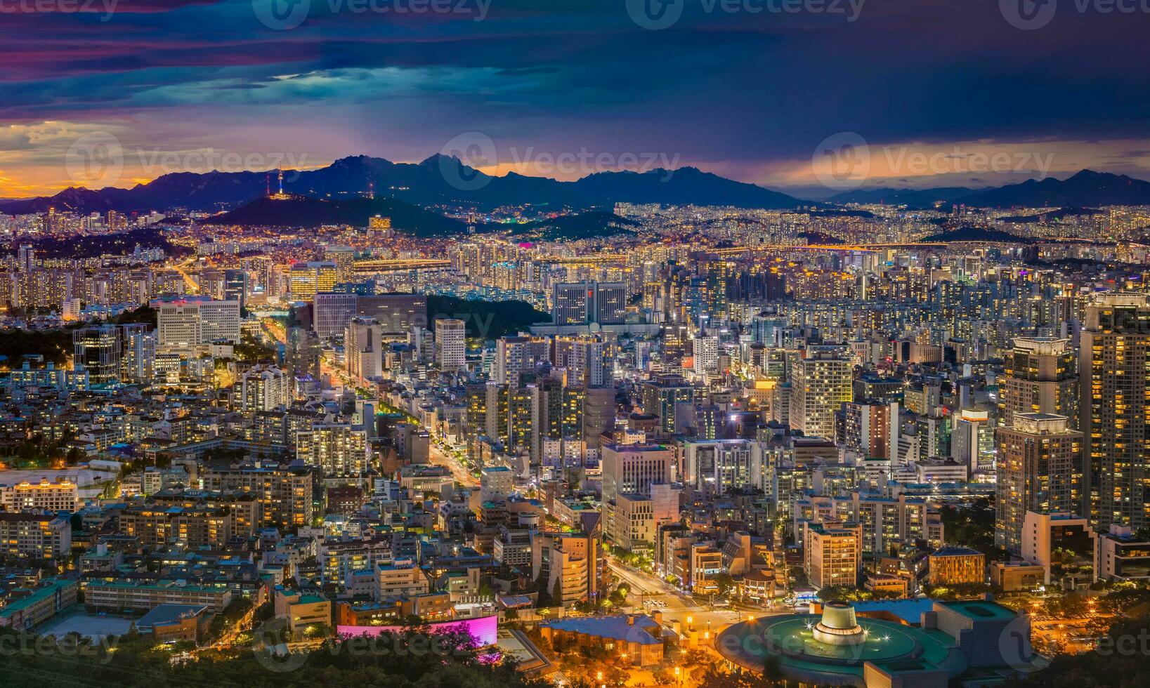 seoul stad horisont och stadens centrum och skyskrapa se av seoul på natt är de bäst se och skön av söder korea. foto