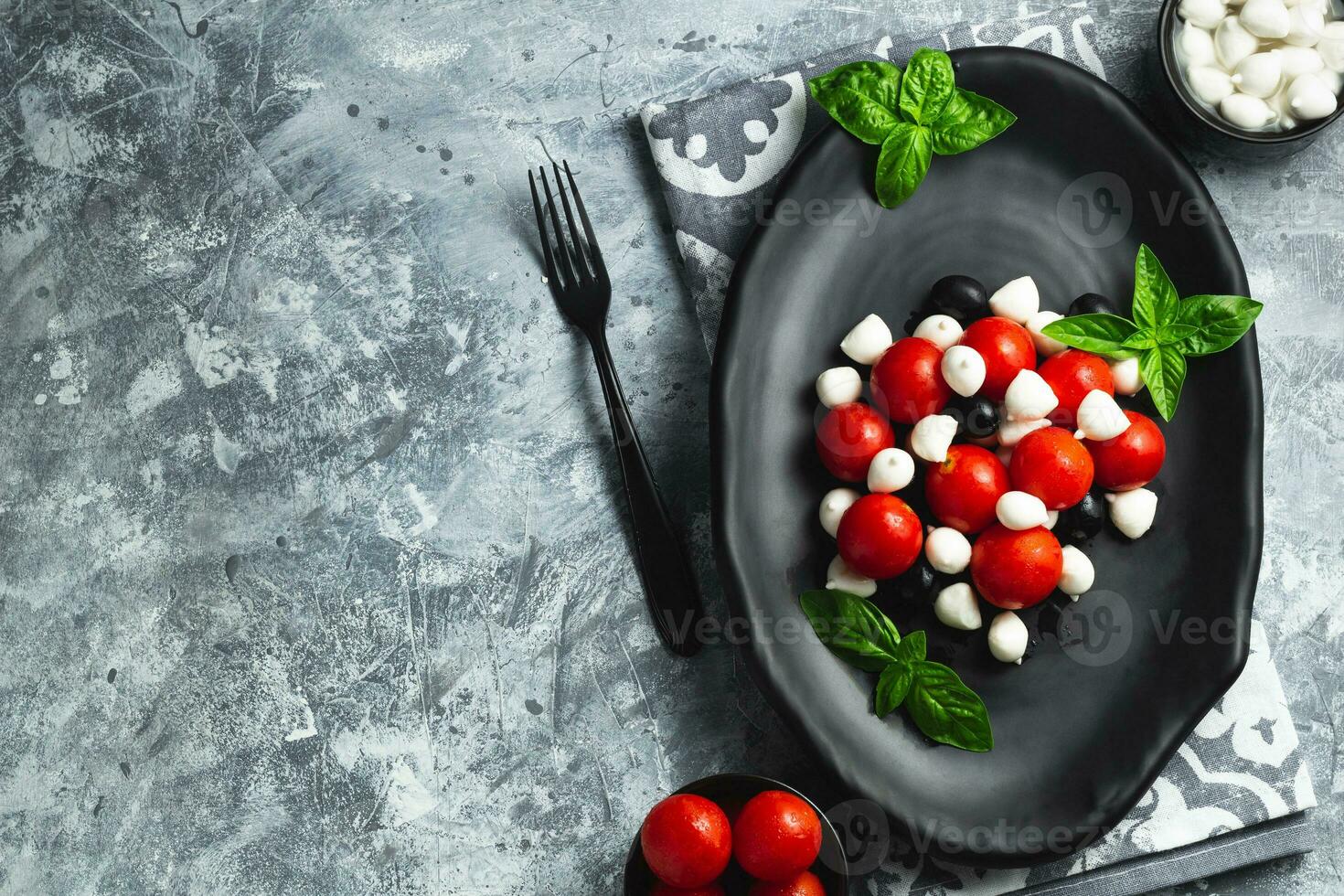 caprese med körsbär tomater, mini mozzarella, färsk basilika löv, traditionell italiensk mat, antipasto. baner, meny, recept plats för text, topp se foto