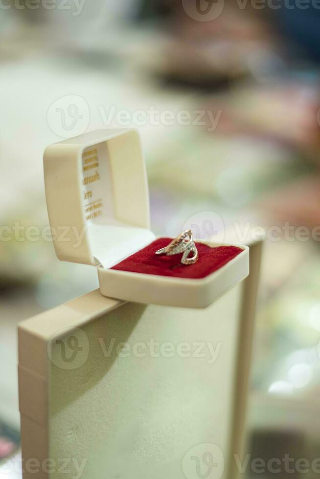 bröllop ringar i trevlig röd låda foto