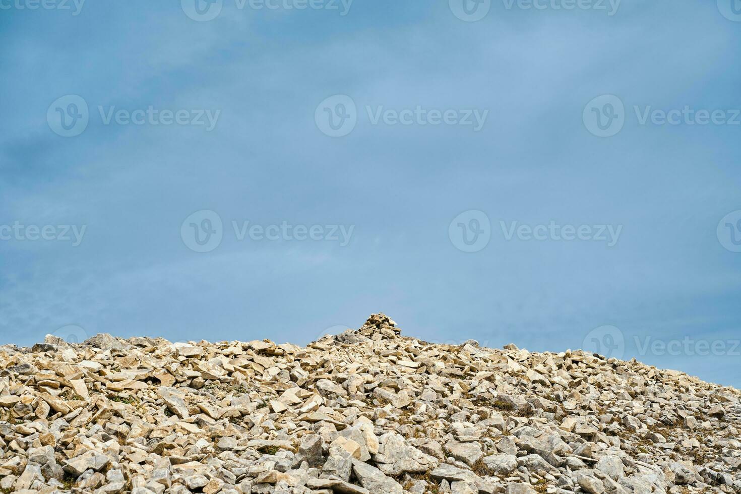 zen, balanserad stenar staplade i pyramid på sten springa i hög bergen mot himmel, pirin bergen foto