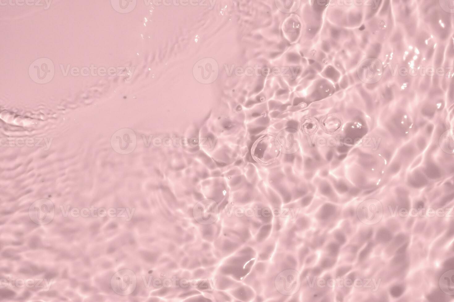 abstrakt transparent vatten skugga yta textur naturlig krusning på rosa bakgrund foto