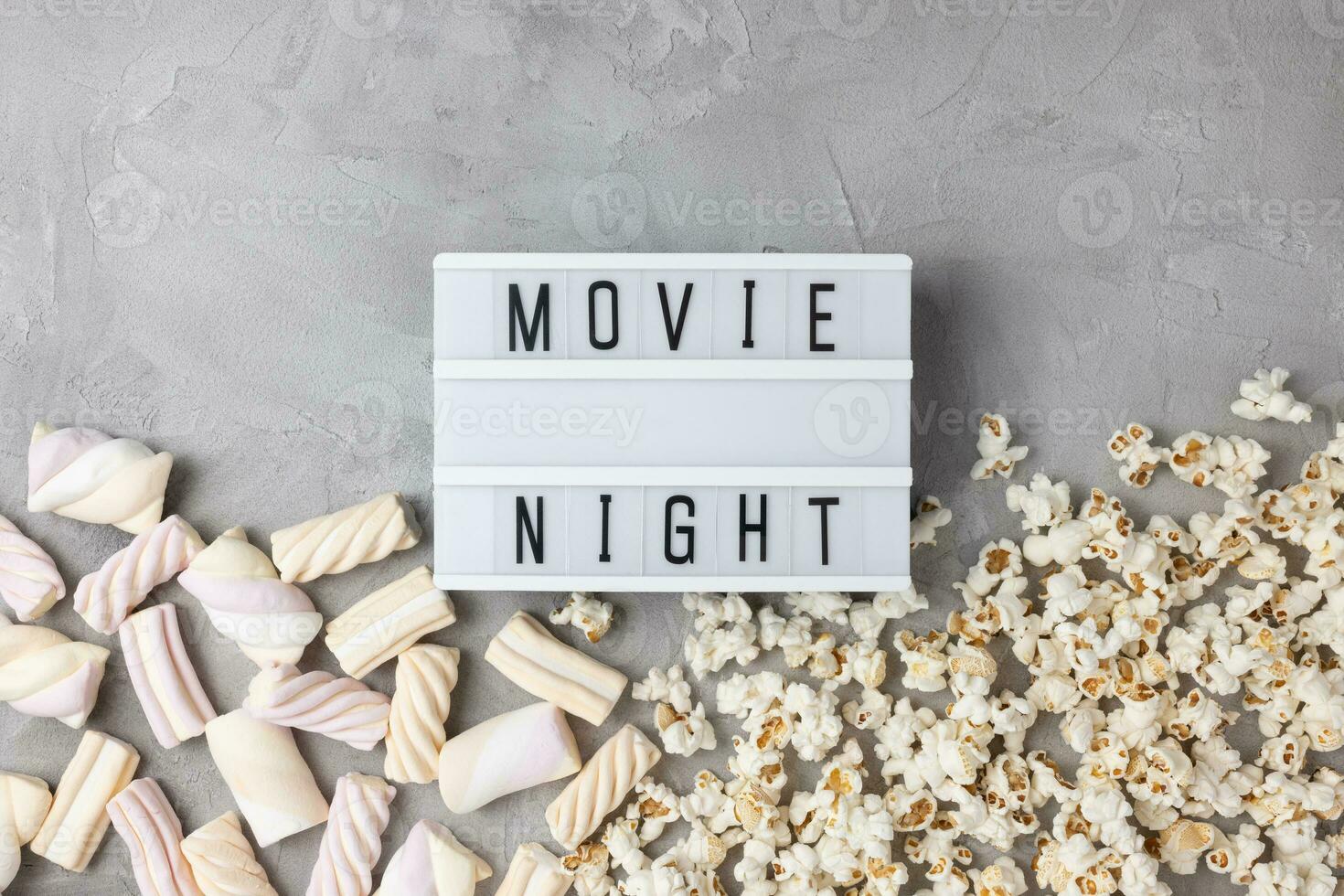 text film natt med popcorn och marshmallow. film snacks foto