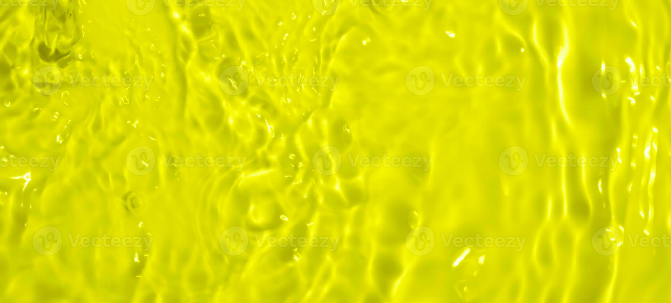 abstrakt transparent vatten skugga yta textur naturlig krusning på gul bakgrund foto