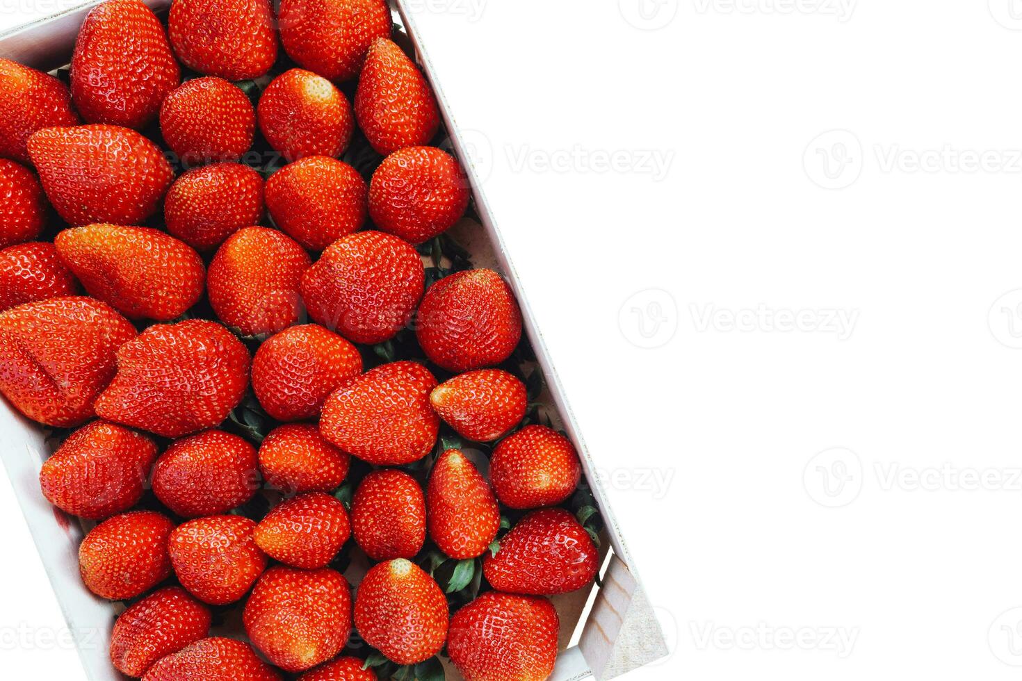 färsk UPPTAGITS jordgubbar i låda behållare på vit bakgrund. begrepp av vår frukt och bär och friska äter vegan mat. närbild, selektiv fokus, kopia Plats foto