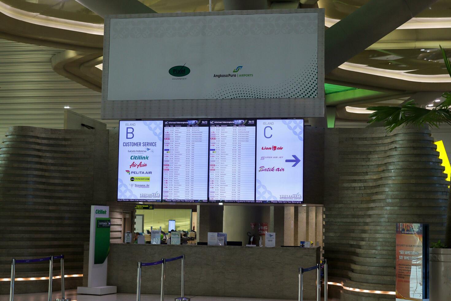 flyg information visa systemet som visar flygbolag schema. yogyakarta internationell flygplats yia är en modern anläggning tjänande internationell och inhemsk flyg. kulon progo - indonesien 09 03 2023 foto
