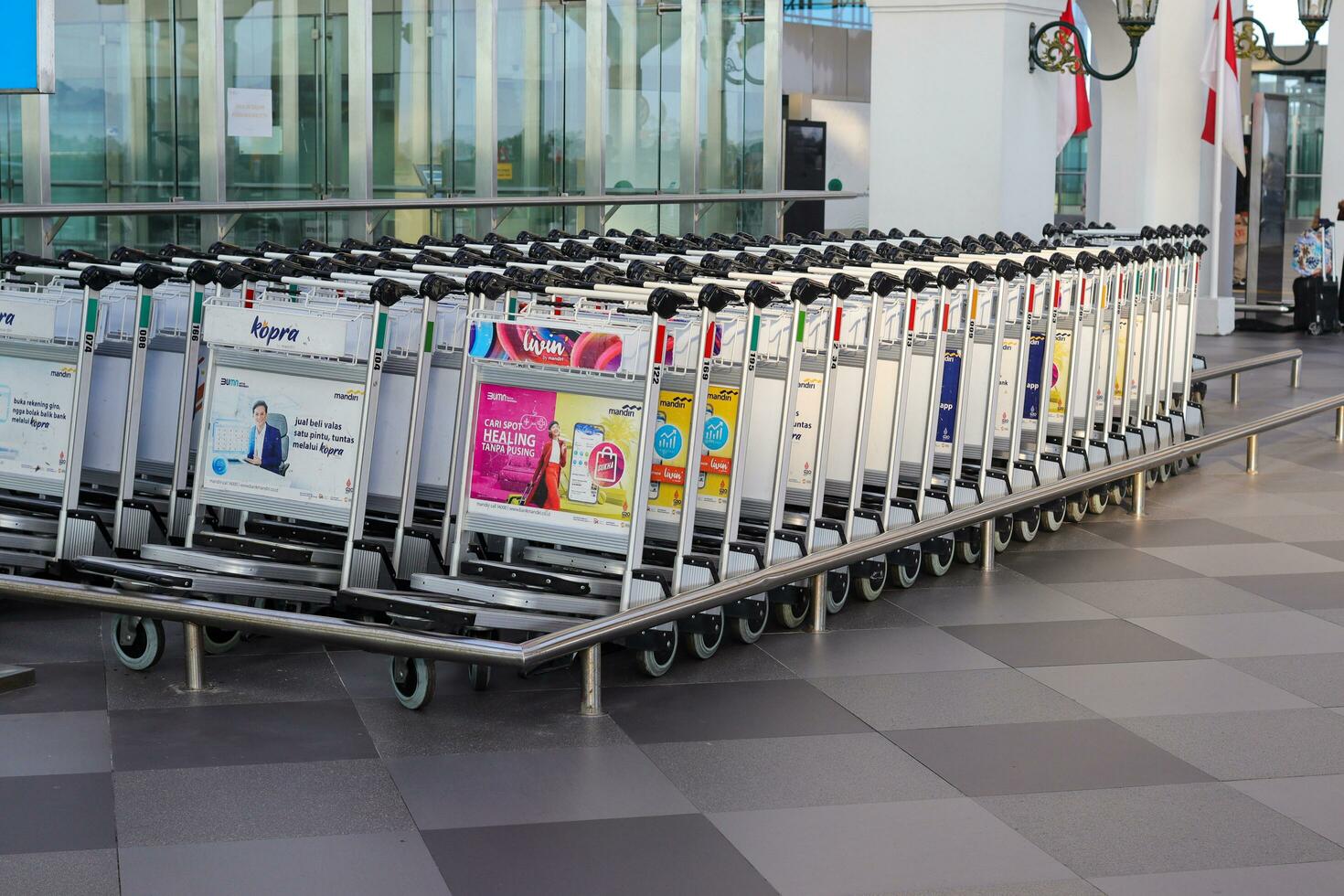 bagage vagn kärror i bandara yia eller yogyakarta internationell flygplats. kulon progo - Indonesien, 09 03 2023 foto