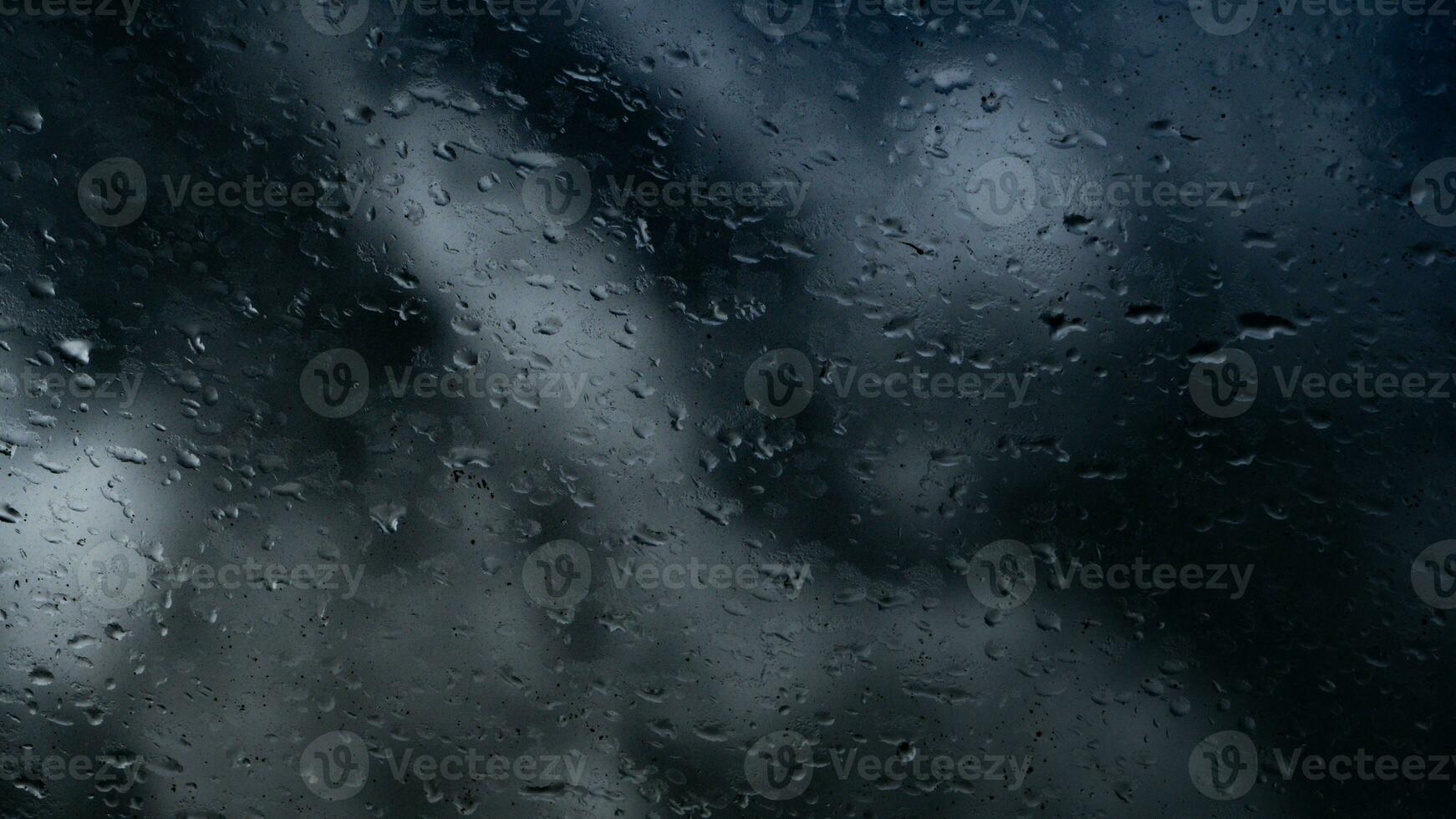 regn vatten droppar på glas foto