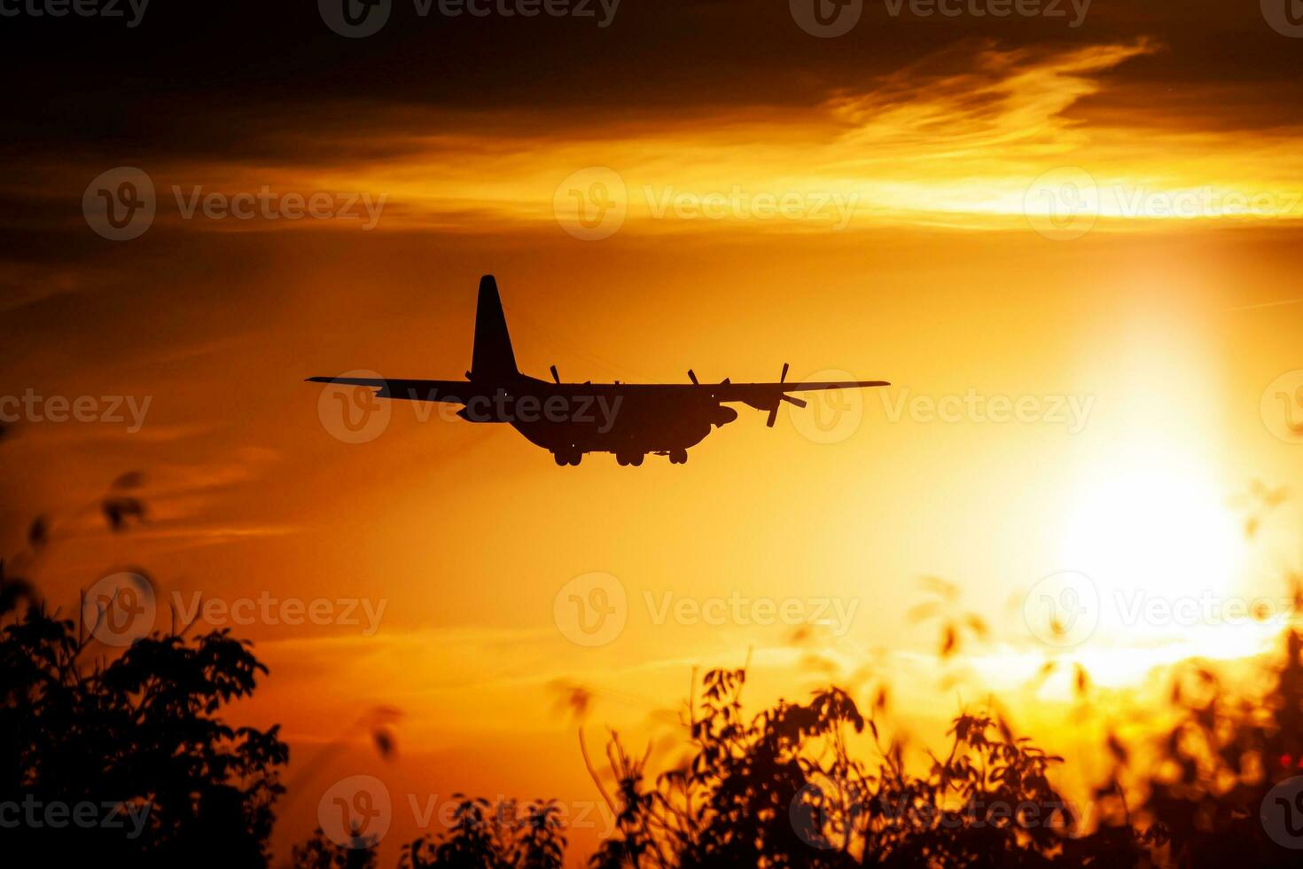 ofrälse militär transport plan på luft bas. flygplats och flygfält. luft tvinga och armén flyg drift. flyg och flygplan. luft hiss. militär industri. flyga och flygande. foto