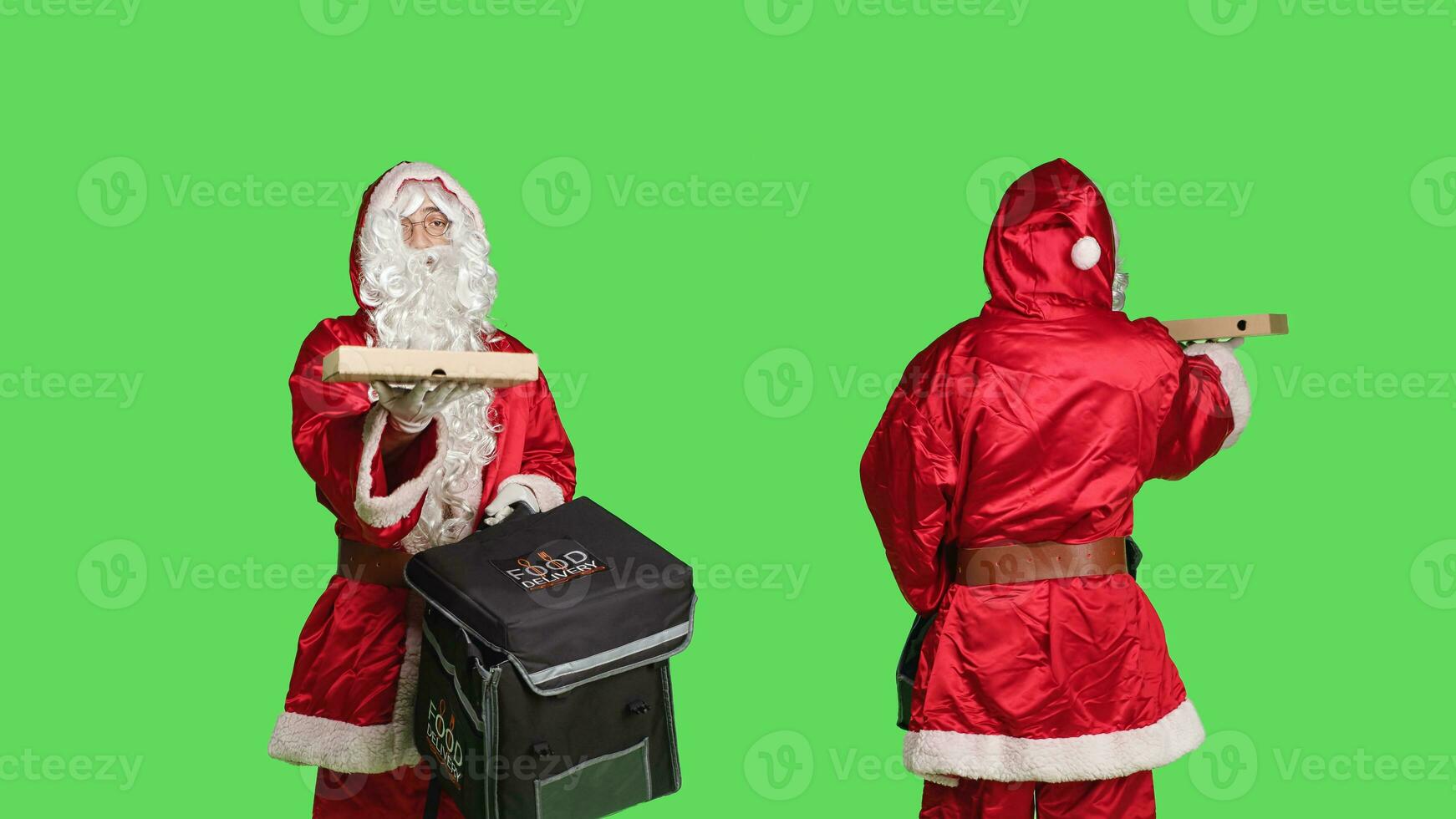 man i kostym leverera pizza i termisk ryggsäck, porträtterar festlig säsong- karaktär i röd kostym över grönskärm bakgrund. december Semester firande, skäggig budbärare. foto