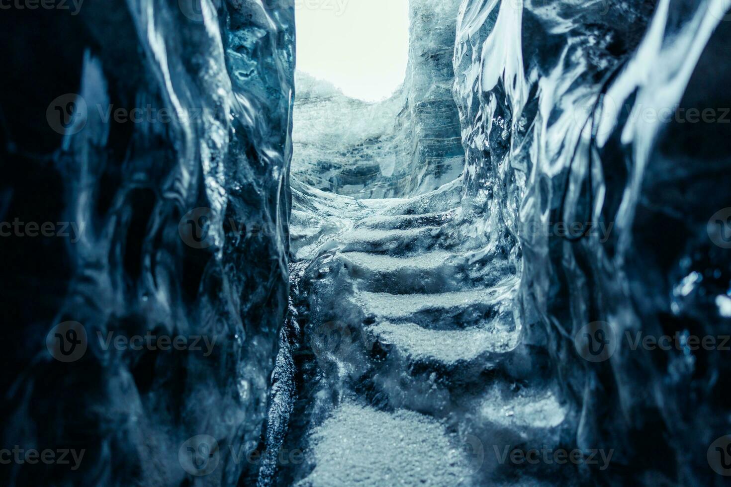 Fantastisk is stenar i Vatnajokull grottor, transparent blå block av is smältande efter klimat förändra. isländsk landskap med glaciärer formning massiv crevasse tunnlar och vägar. foto