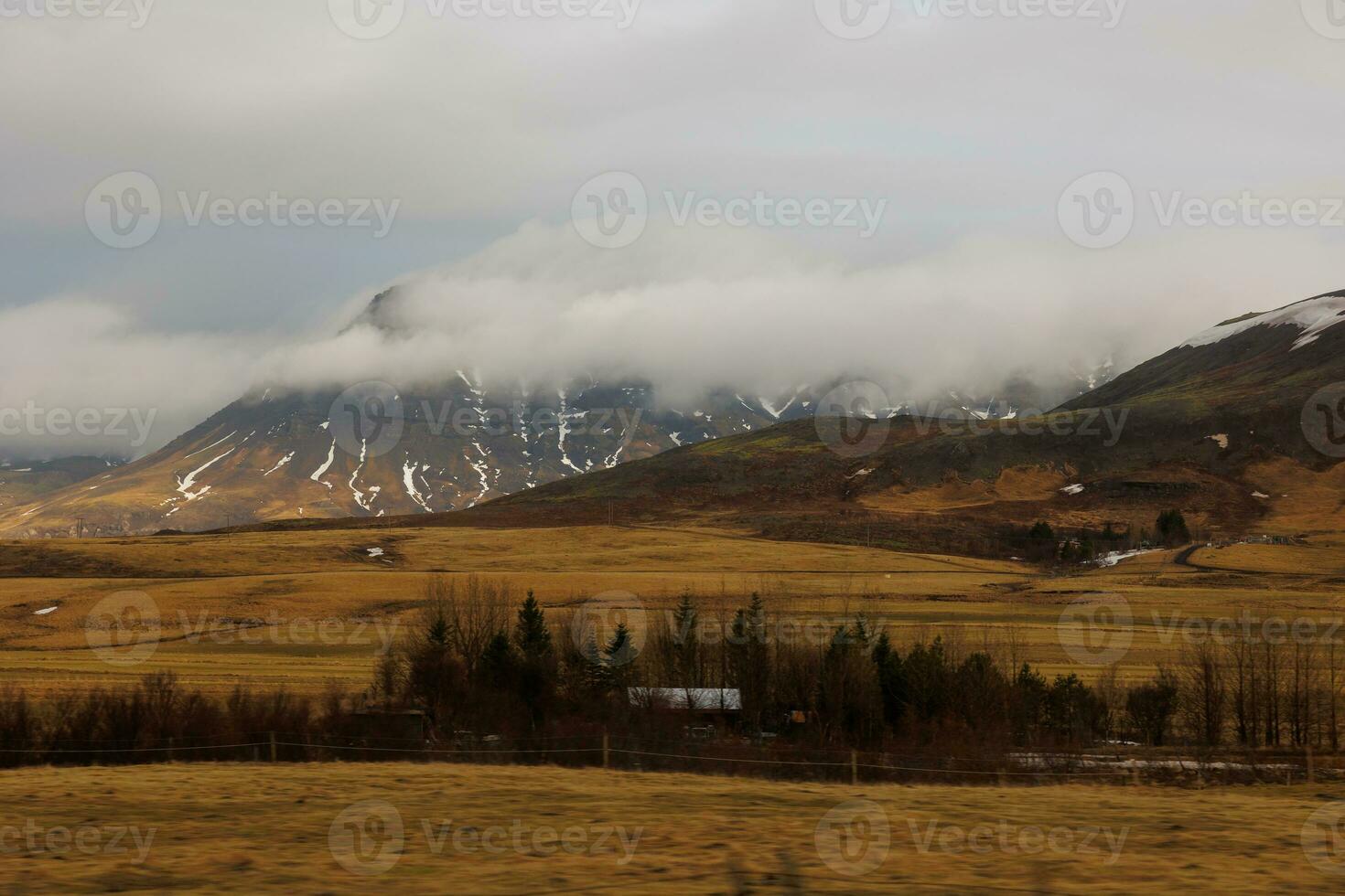 bil kör på reykjavik gata huvudstad till ser isländsk landsbygden landskap under bilresa runt om fält. spektakulär nordic äventyr på vägar i Island, scandinavian kullar och berg. foto