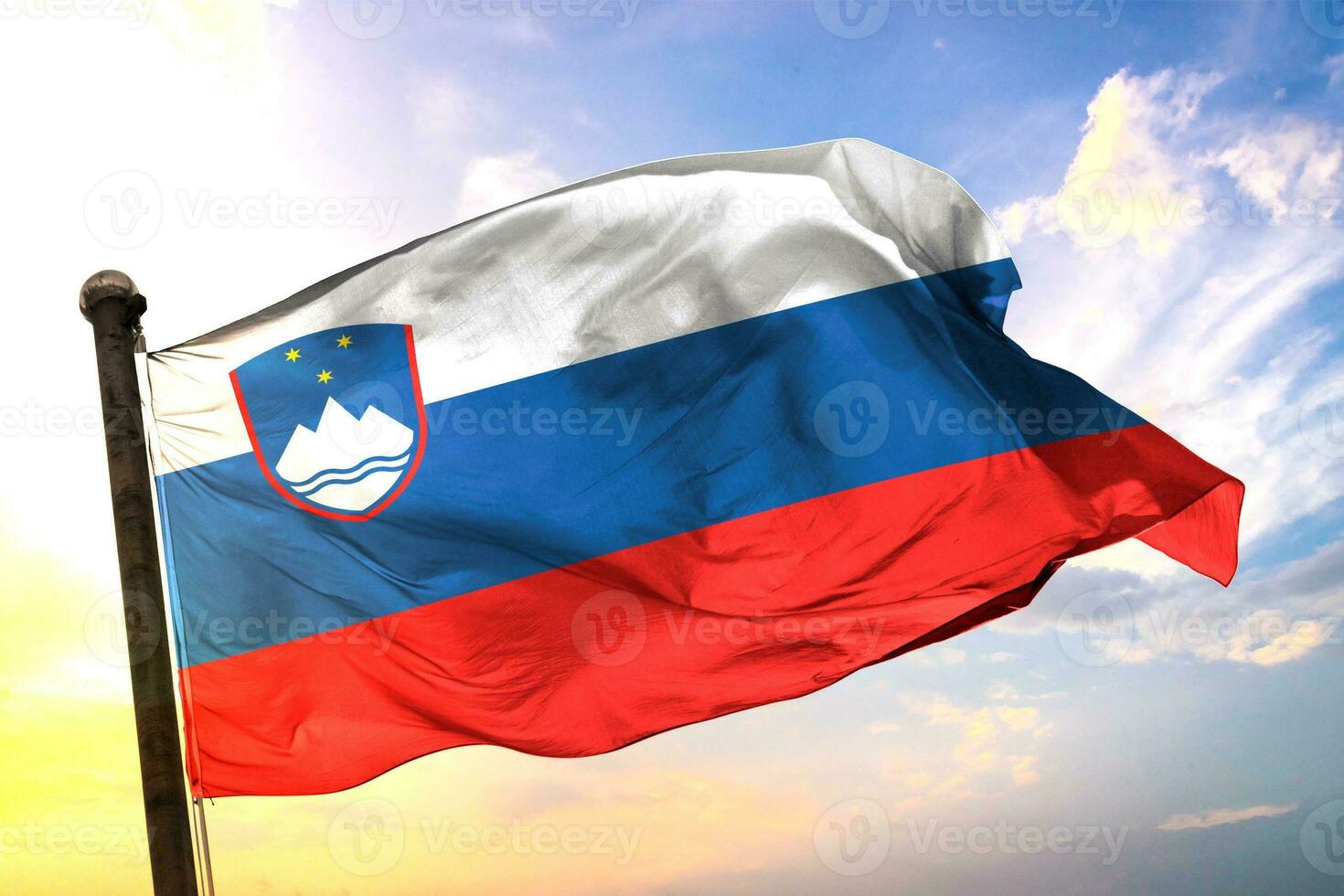 slovenien 3d tolkning flagga vinka isolerat himmel och moln bakgrund foto