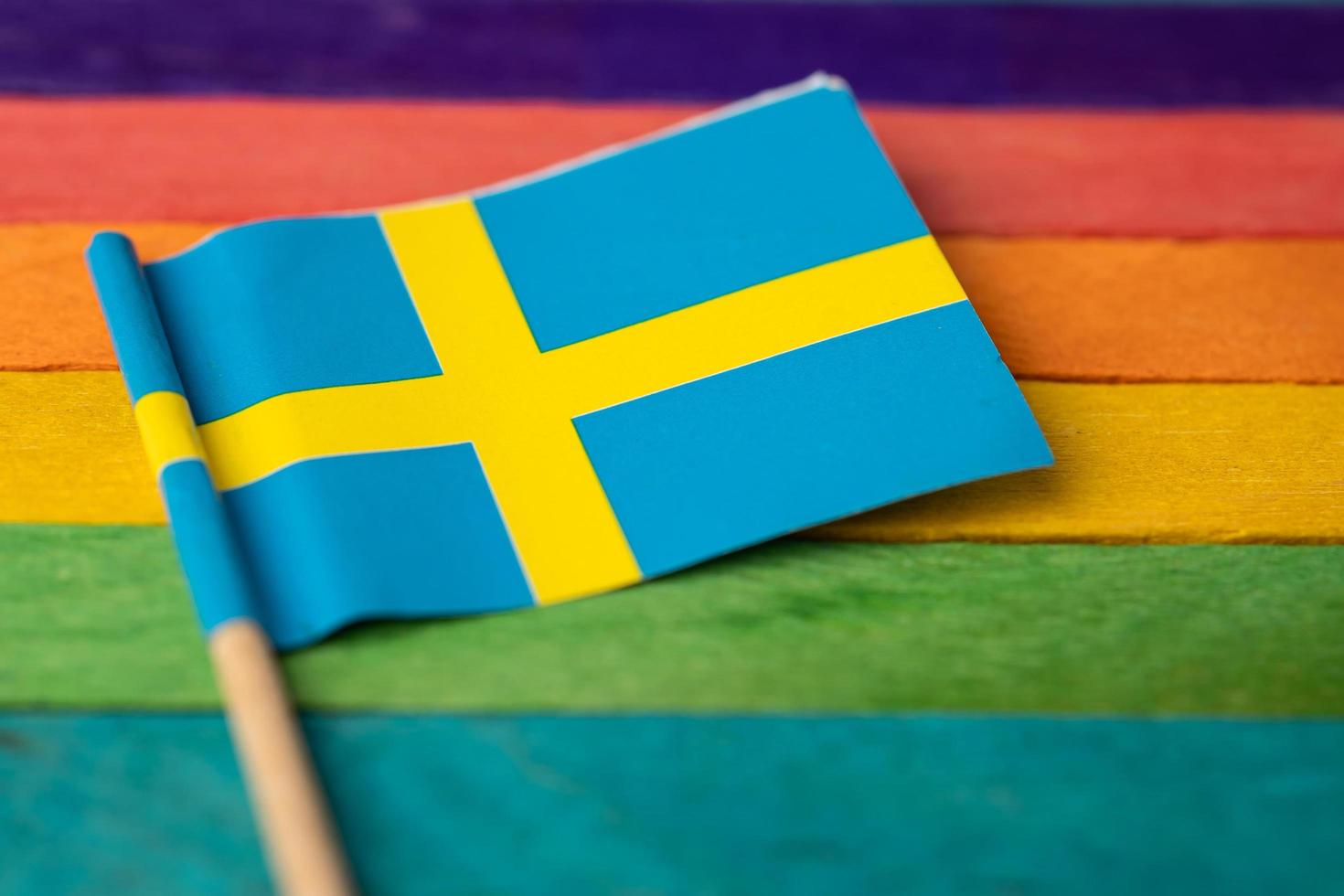 sveriges flagga på regnbågens bakgrundssymbol foto