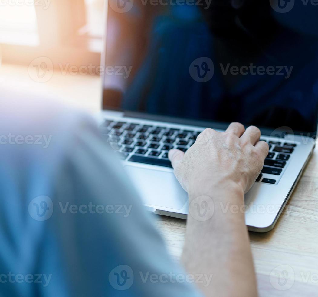 hand man använder bärbar dator för arbete hemifrån foto