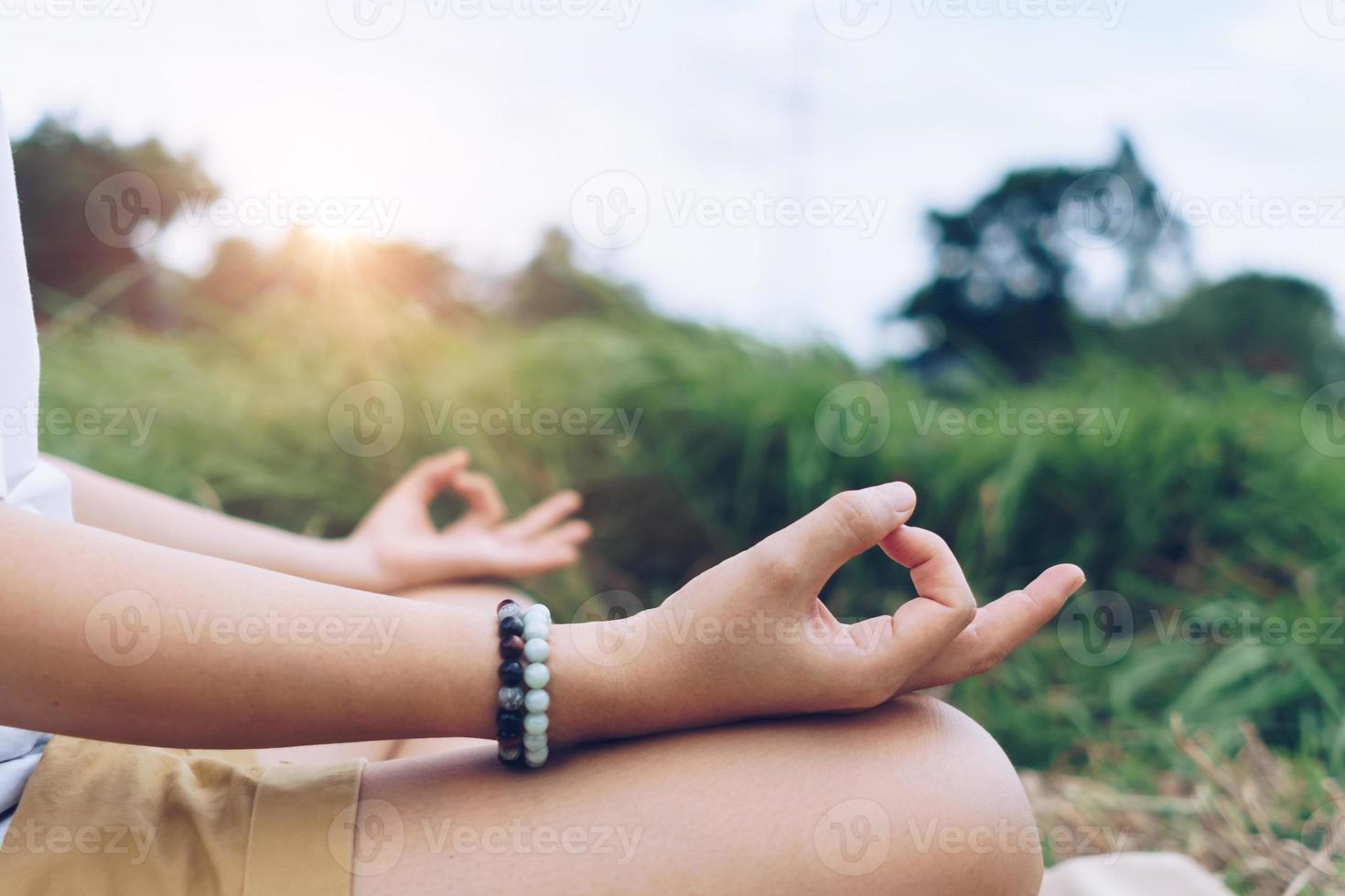 kvinna som tränar yogalektion, andas, mediterar, utomhus foto
