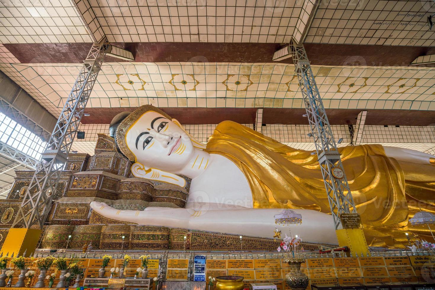 shwethalyaung liggande buddha i bago, myanmar foto