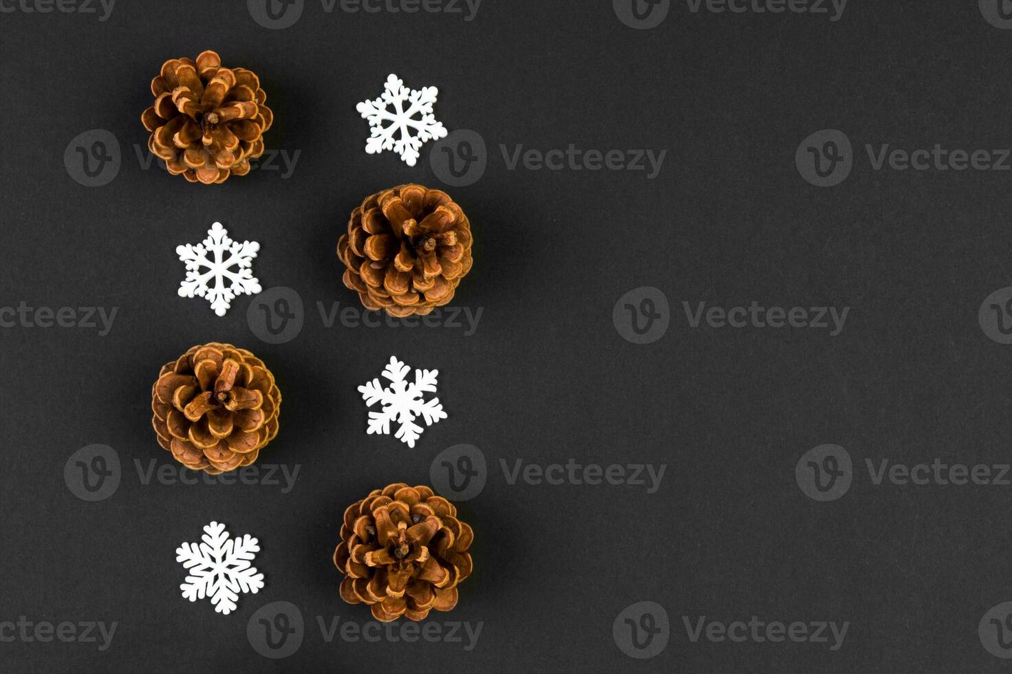 topp se av ny år prydnad tillverkad av vit snöflingor och tall koner på färgrik bakgrund. vinter- Semester begrepp med tömma Plats för din design foto